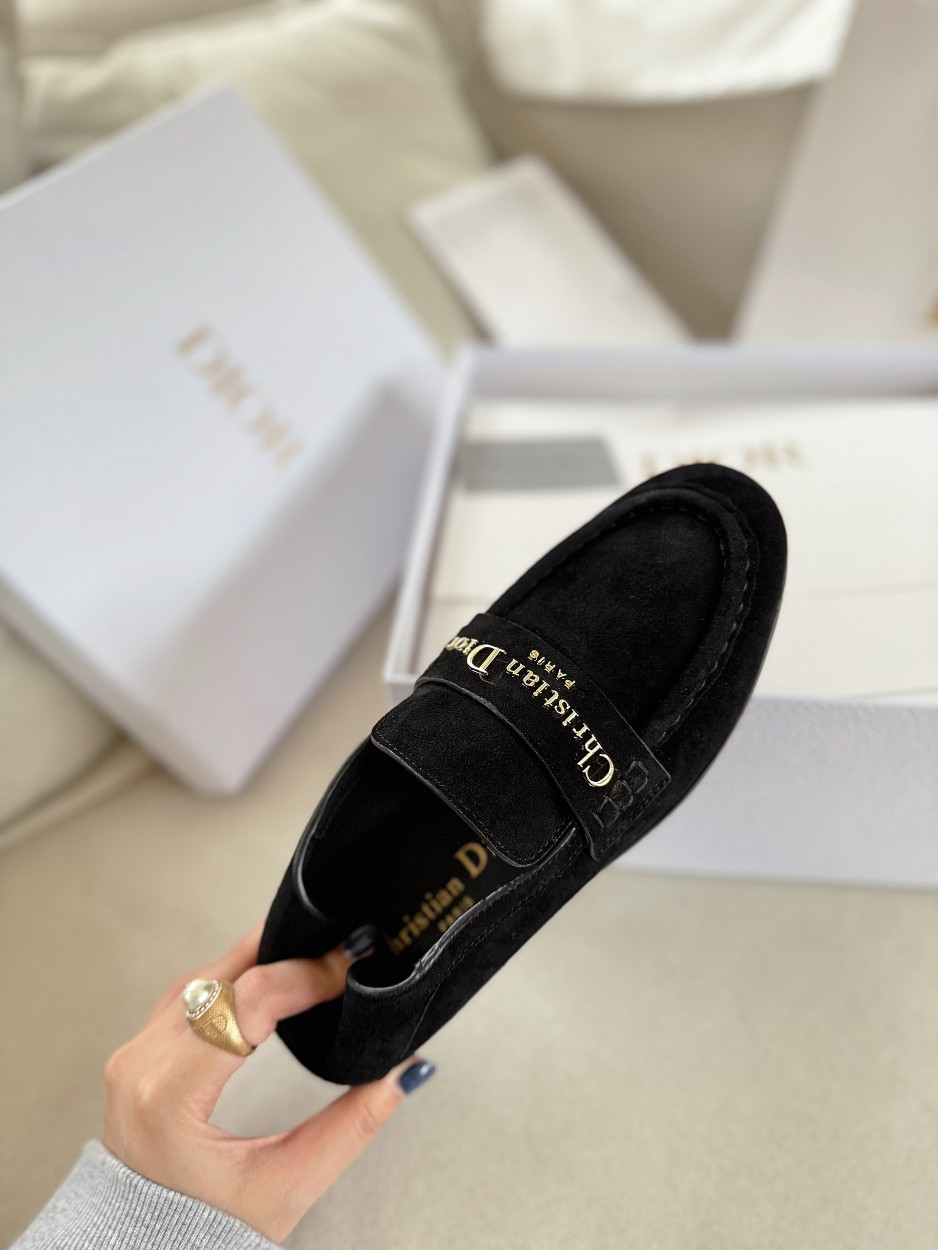厂价💰300
Dior/迪奥25WF字母复古乐福鞋
凭借独特魅力成为永恒经典。
兼具复古韵味与时尚格调的鞋履。
鞋身设计简约而不失格调
流畅线条勾勒出复古轮廓
鞋面字母元素 是品牌辨识度的象征
复古字体设计 宛如镌刻着品牌的时尚密码
低调中彰显奢华 不经意间展现你的独特品味。
搭配方面，这双乐福鞋堪称“万能搭子”。
搭配简约牛仔裤和白衬衫 日常出街造型
搭配精致的连衣裙 是晚宴场合的吸睛利器，
无论是漫步在街头巷尾
还是穿梭于时尚派对
它都能助你成为众人瞩目的焦点。
面皮采用原版定制皮料
内里垫脚均为牛皮
意大利进口牛皮大底
size：35-40（41定制）