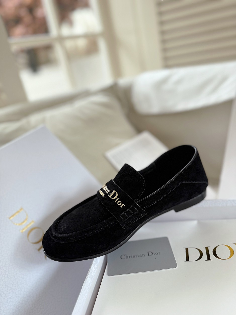 厂价💰300
Dior/迪奥25WF字母复古乐福鞋
凭借独特魅力成为永恒经典。
兼具复古韵味与时尚格调的鞋履。
鞋身设计简约而不失格调
流畅线条勾勒出复古轮廓
鞋面字母元素 是品牌辨识度的象征
复古字体设计 宛如镌刻着品牌的时尚密码
低调中彰显奢华 不经意间展现你的独特品味。
搭配方面，这双乐福鞋堪称“万能搭子”。
搭配简约牛仔裤和白衬衫 日常出街造型
搭配精致的连衣裙 是晚宴场合的吸睛利器，
无论是漫步在街头巷尾
还是穿梭于时尚派对
它都能助你成为众人瞩目的焦点。
面皮采用原版定制皮料
内里垫脚均为牛皮
意大利进口牛皮大底
size：35-40（41定制）