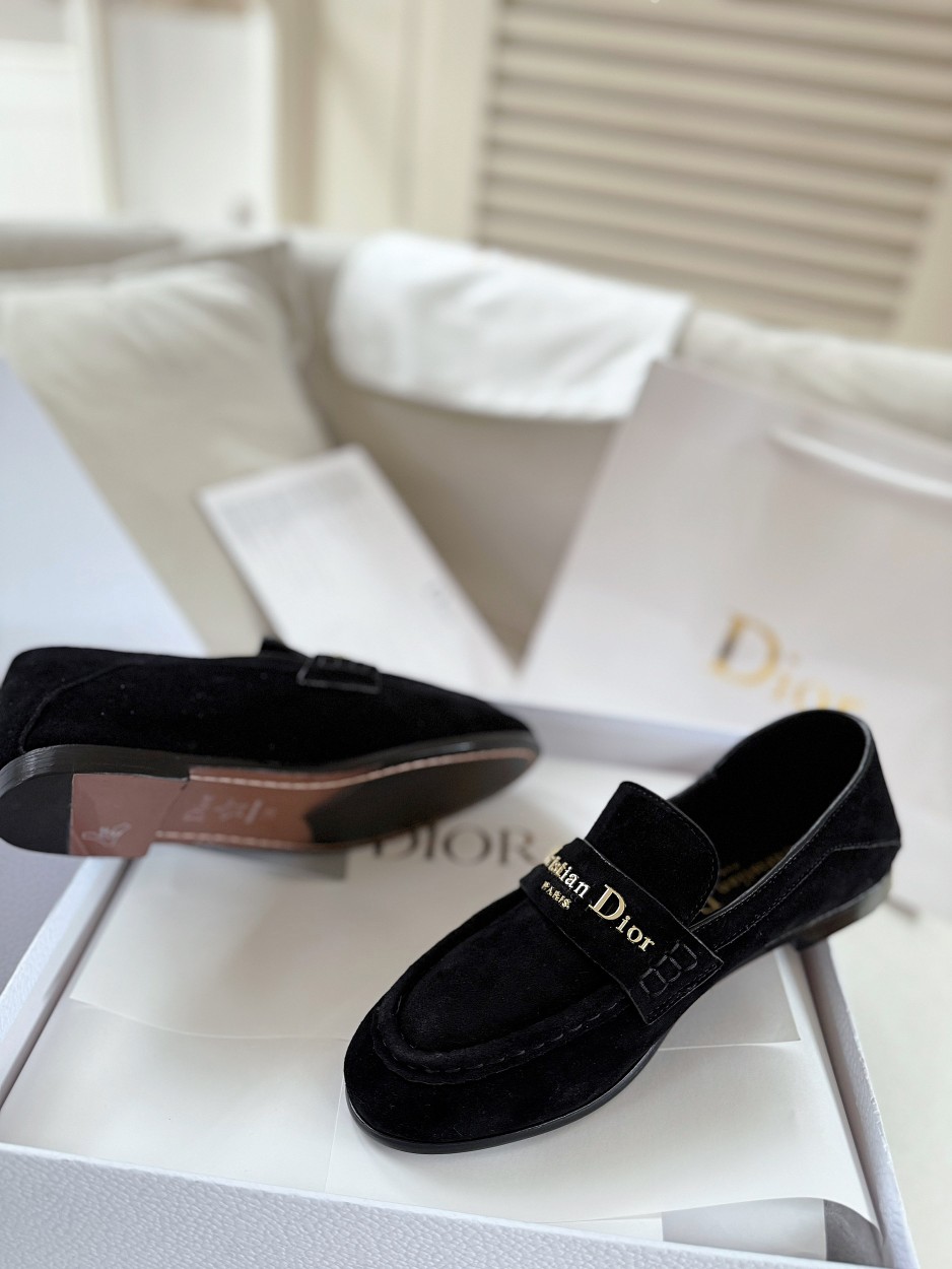 厂价💰300
Dior/迪奥25WF字母复古乐福鞋
凭借独特魅力成为永恒经典。
兼具复古韵味与时尚格调的鞋履。
鞋身设计简约而不失格调
流畅线条勾勒出复古轮廓
鞋面字母元素 是品牌辨识度的象征
复古字体设计 宛如镌刻着品牌的时尚密码
低调中彰显奢华 不经意间展现你的独特品味。
搭配方面，这双乐福鞋堪称“万能搭子”。
搭配简约牛仔裤和白衬衫 日常出街造型
搭配精致的连衣裙 是晚宴场合的吸睛利器，
无论是漫步在街头巷尾
还是穿梭于时尚派对
它都能助你成为众人瞩目的焦点。
面皮采用原版定制皮料
内里垫脚均为牛皮
意大利进口牛皮大底
size：35-40（41定制）