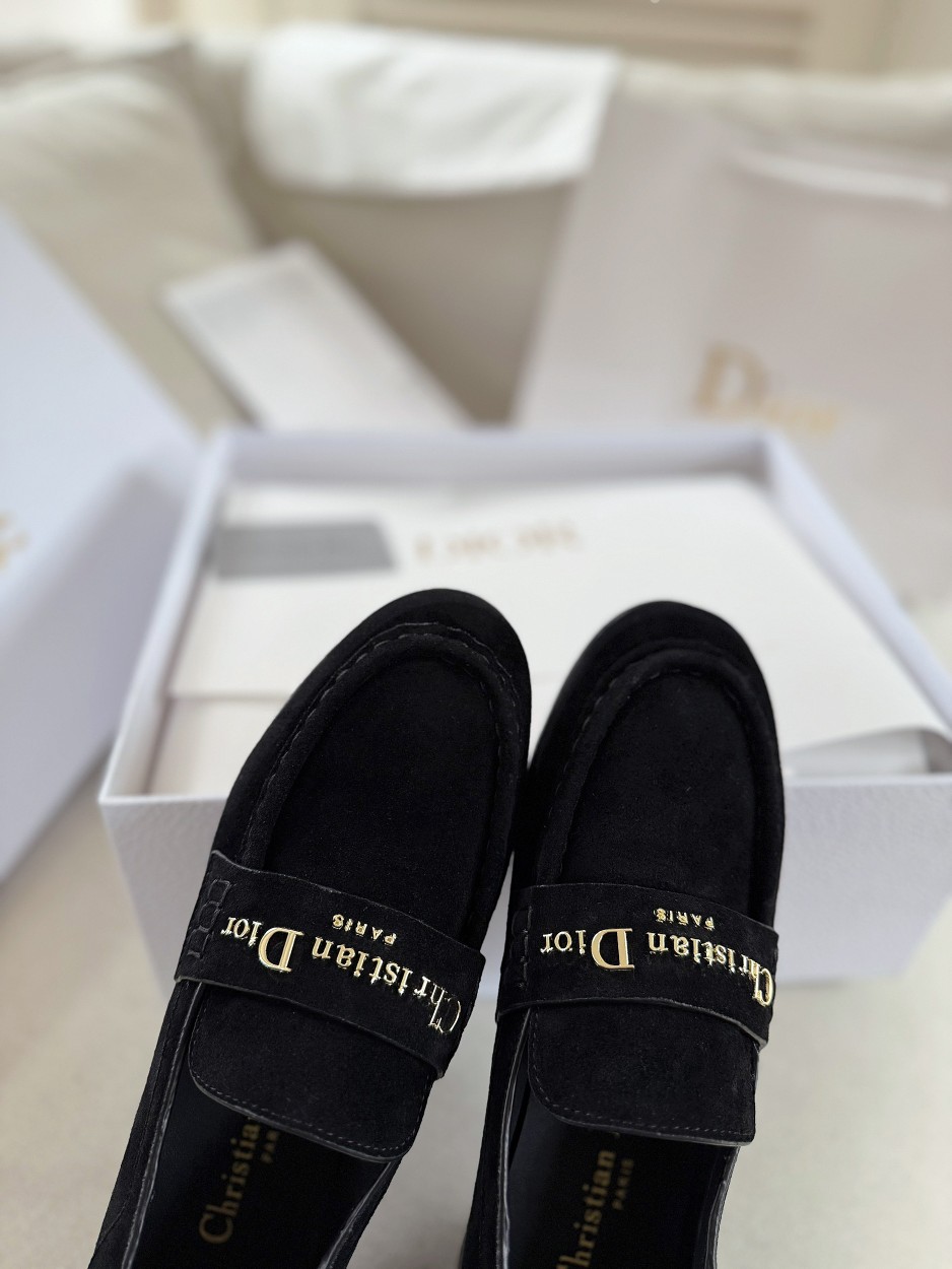 厂价💰300
Dior/迪奥25WF字母复古乐福鞋
凭借独特魅力成为永恒经典。
兼具复古韵味与时尚格调的鞋履。
鞋身设计简约而不失格调
流畅线条勾勒出复古轮廓
鞋面字母元素 是品牌辨识度的象征
复古字体设计 宛如镌刻着品牌的时尚密码
低调中彰显奢华 不经意间展现你的独特品味。
搭配方面，这双乐福鞋堪称“万能搭子”。
搭配简约牛仔裤和白衬衫 日常出街造型
搭配精致的连衣裙 是晚宴场合的吸睛利器，
无论是漫步在街头巷尾
还是穿梭于时尚派对
它都能助你成为众人瞩目的焦点。
面皮采用原版定制皮料
内里垫脚均为牛皮
意大利进口牛皮大底
size：35-40（41定制）