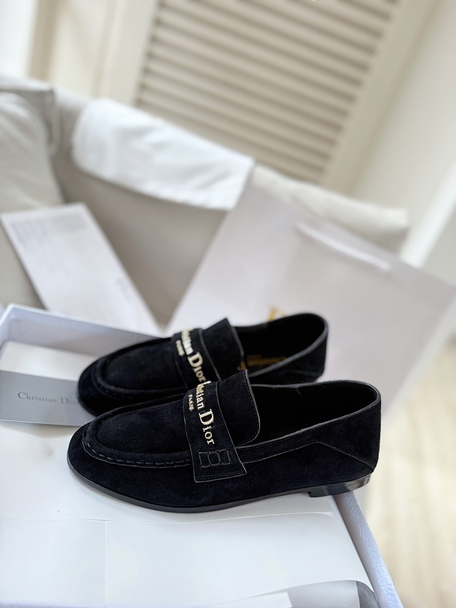 厂价💰300
Dior/迪奥25WF字母复古乐福鞋
凭借独特魅力成为永恒经典。
兼具复古韵味与时尚格调的鞋履。
鞋身设计简约而不失格调
流畅线条勾勒出复古轮廓
鞋面字母元素 是品牌辨识度的象征
复古字体设计 宛如镌刻着品牌的时尚密码
低调中彰显奢华 不经意间展现你的独特品味。
搭配方面，这双乐福鞋堪称“万能搭子”。
搭配简约牛仔裤和白衬衫 日常出街造型
搭配精致的连衣裙 是晚宴场合的吸睛利器，
无论是漫步在街头巷尾
还是穿梭于时尚派对
它都能助你成为众人瞩目的焦点。
面皮采用原版定制皮料
内里垫脚均为牛皮
意大利进口牛皮大底
size：35-40（41定制）