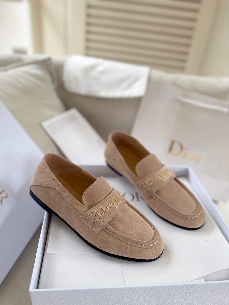 厂价💰300
Dior/迪奥25WF字母复古乐福鞋
凭借独特魅力成为永恒经典。
兼具复古韵味与时尚格调的鞋履。
鞋身设计简约而不失格调
流畅线条勾勒出复古轮廓
鞋面字母元素 是品牌辨识度的象征
复古字体设计 宛如镌刻着品牌的时尚密码
低调中彰显奢华 不经意间展现你的独特品味。
搭配方面，这双乐福鞋堪称“万能搭子”。
搭配简约牛仔裤和白衬衫 日常出街造型
搭配精致的连衣裙 是晚宴场合的吸睛利器，
无论是漫步在街头巷尾
还是穿梭于时尚派对
它都能助你成为众人瞩目的焦点。
面皮采用原版定制皮料
内里垫脚均为牛皮
意大利进口牛皮大底
size：35-40（41定制）