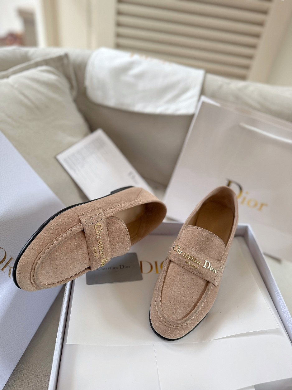 厂价💰300
Dior/迪奥25WF字母复古乐福鞋
凭借独特魅力成为永恒经典。
兼具复古韵味与时尚格调的鞋履。
鞋身设计简约而不失格调
流畅线条勾勒出复古轮廓
鞋面字母元素 是品牌辨识度的象征
复古字体设计 宛如镌刻着品牌的时尚密码
低调中彰显奢华 不经意间展现你的独特品味。
搭配方面，这双乐福鞋堪称“万能搭子”。
搭配简约牛仔裤和白衬衫 日常出街造型
搭配精致的连衣裙 是晚宴场合的吸睛利器，
无论是漫步在街头巷尾
还是穿梭于时尚派对
它都能助你成为众人瞩目的焦点。
面皮采用原版定制皮料
内里垫脚均为牛皮
意大利进口牛皮大底
size：35-40（41定制）
