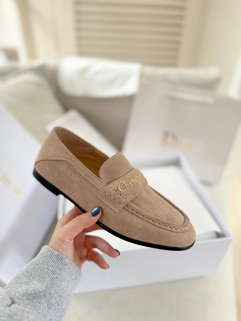 厂价💰300
Dior/迪奥25WF字母复古乐福鞋
凭借独特魅力成为永恒经典。
兼具复古韵味与时尚格调的鞋履。
鞋身设计简约而不失格调
流畅线条勾勒出复古轮廓
鞋面字母元素 是品牌辨识度的象征
复古字体设计 宛如镌刻着品牌的时尚密码
低调中彰显奢华 不经意间展现你的独特品味。
搭配方面，这双乐福鞋堪称“万能搭子”。
搭配简约牛仔裤和白衬衫 日常出街造型
搭配精致的连衣裙 是晚宴场合的吸睛利器，
无论是漫步在街头巷尾
还是穿梭于时尚派对
它都能助你成为众人瞩目的焦点。
面皮采用原版定制皮料
内里垫脚均为牛皮
意大利进口牛皮大底
size：35-40（41定制）