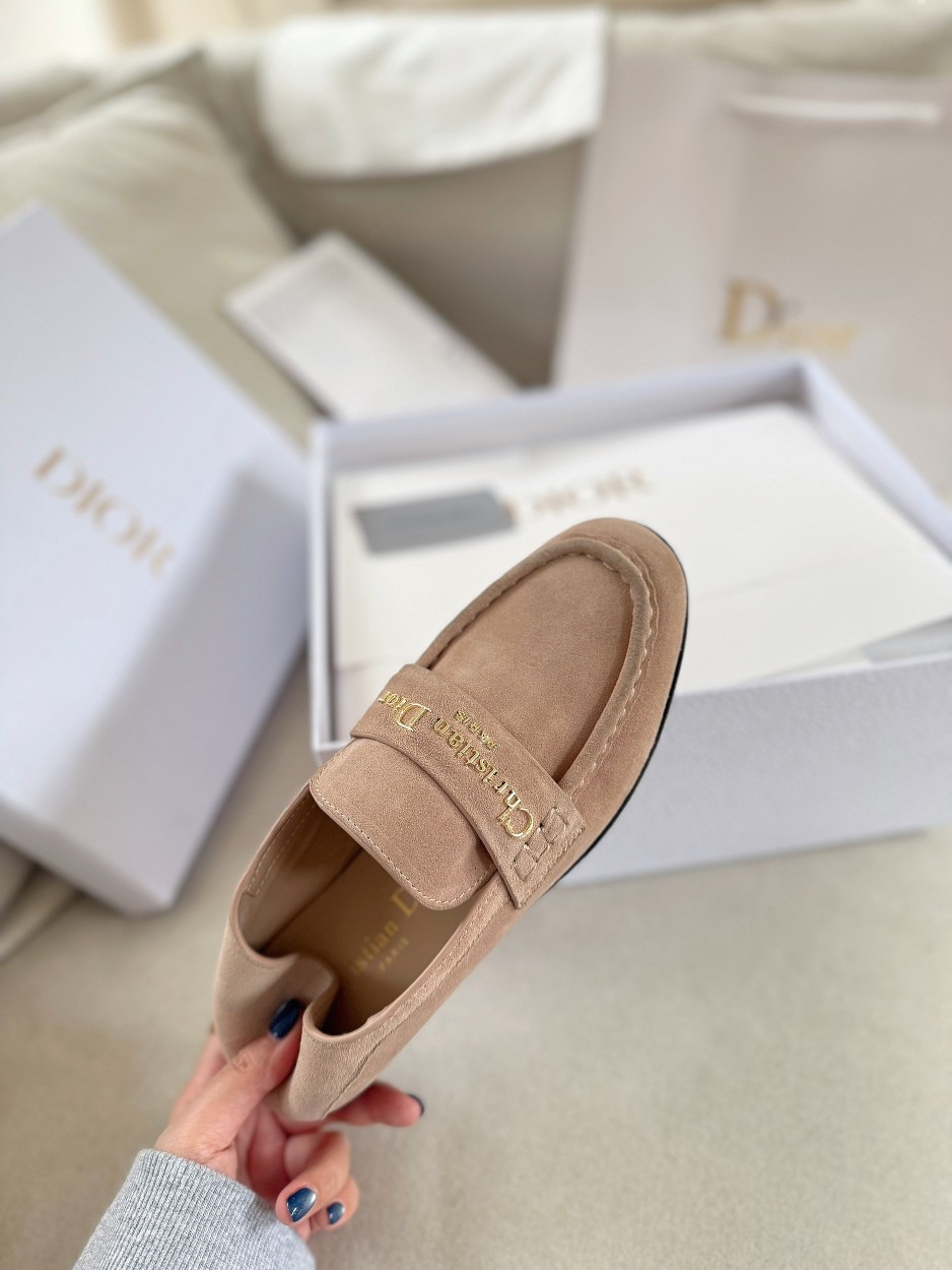 厂价💰300
Dior/迪奥25WF字母复古乐福鞋
凭借独特魅力成为永恒经典。
兼具复古韵味与时尚格调的鞋履。
鞋身设计简约而不失格调
流畅线条勾勒出复古轮廓
鞋面字母元素 是品牌辨识度的象征
复古字体设计 宛如镌刻着品牌的时尚密码
低调中彰显奢华 不经意间展现你的独特品味。
搭配方面，这双乐福鞋堪称“万能搭子”。
搭配简约牛仔裤和白衬衫 日常出街造型
搭配精致的连衣裙 是晚宴场合的吸睛利器，
无论是漫步在街头巷尾
还是穿梭于时尚派对
它都能助你成为众人瞩目的焦点。
面皮采用原版定制皮料
内里垫脚均为牛皮
意大利进口牛皮大底
size：35-40（41定制）