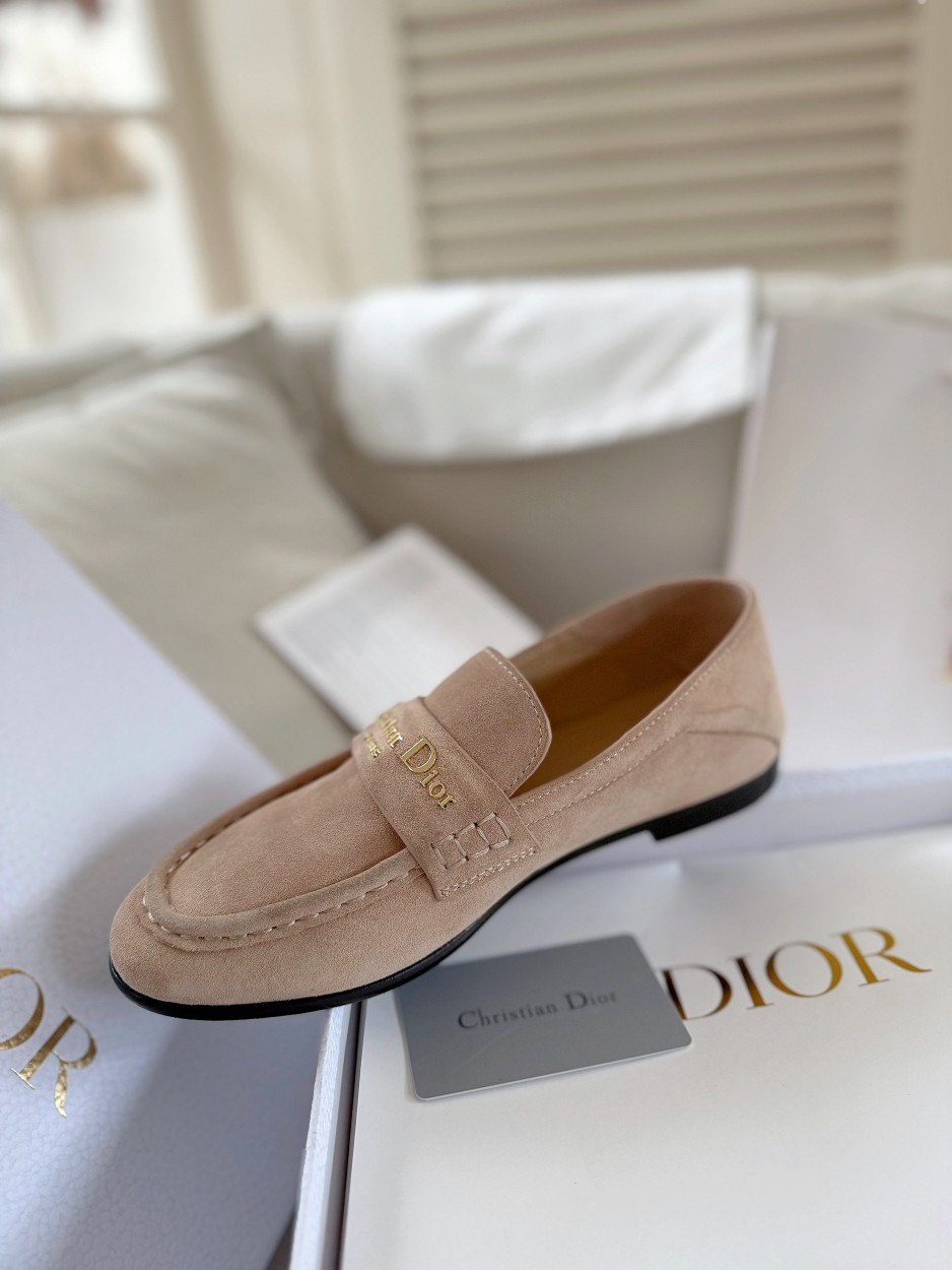 厂价💰300
Dior/迪奥25WF字母复古乐福鞋
凭借独特魅力成为永恒经典。
兼具复古韵味与时尚格调的鞋履。
鞋身设计简约而不失格调
流畅线条勾勒出复古轮廓
鞋面字母元素 是品牌辨识度的象征
复古字体设计 宛如镌刻着品牌的时尚密码
低调中彰显奢华 不经意间展现你的独特品味。
搭配方面，这双乐福鞋堪称“万能搭子”。
搭配简约牛仔裤和白衬衫 日常出街造型
搭配精致的连衣裙 是晚宴场合的吸睛利器，
无论是漫步在街头巷尾
还是穿梭于时尚派对
它都能助你成为众人瞩目的焦点。
面皮采用原版定制皮料
内里垫脚均为牛皮
意大利进口牛皮大底
size：35-40（41定制）