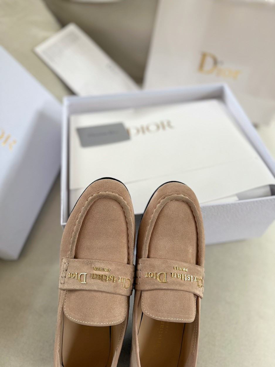 厂价💰300
Dior/迪奥25WF字母复古乐福鞋
凭借独特魅力成为永恒经典。
兼具复古韵味与时尚格调的鞋履。
鞋身设计简约而不失格调
流畅线条勾勒出复古轮廓
鞋面字母元素 是品牌辨识度的象征
复古字体设计 宛如镌刻着品牌的时尚密码
低调中彰显奢华 不经意间展现你的独特品味。
搭配方面，这双乐福鞋堪称“万能搭子”。
搭配简约牛仔裤和白衬衫 日常出街造型
搭配精致的连衣裙 是晚宴场合的吸睛利器，
无论是漫步在街头巷尾
还是穿梭于时尚派对
它都能助你成为众人瞩目的焦点。
面皮采用原版定制皮料
内里垫脚均为牛皮
意大利进口牛皮大底
size：35-40（41定制）
