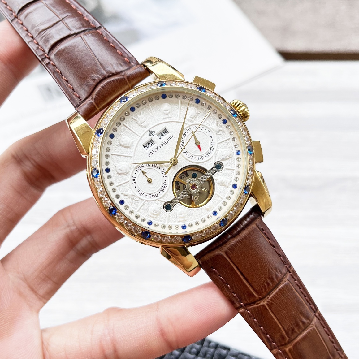 Luxury Men’s Wristwatch with High-End Design and Features for Sale - 图片 7