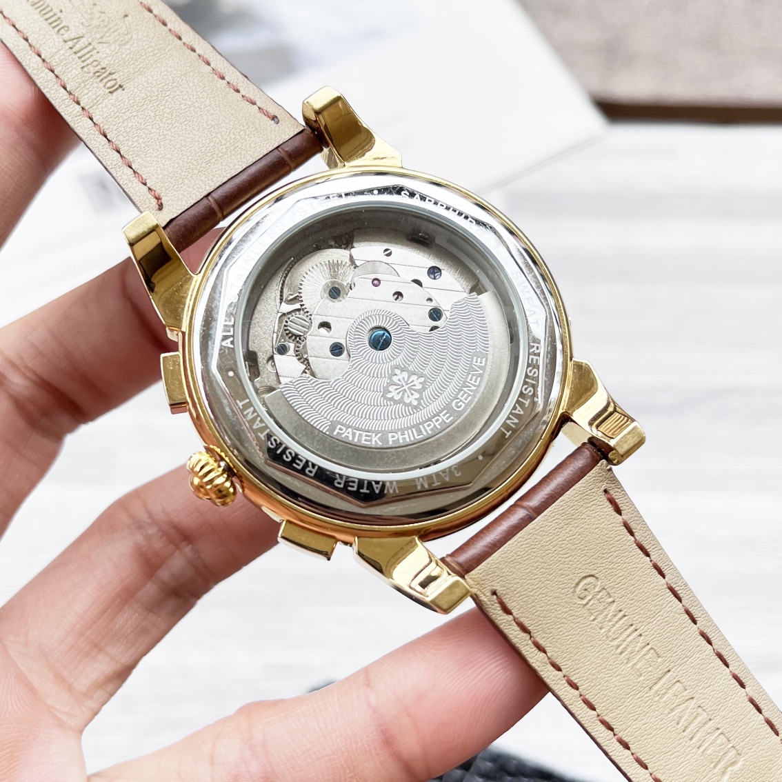 Luxury Men’s Wristwatch with High-End Design and Features for Sale - 图片 8