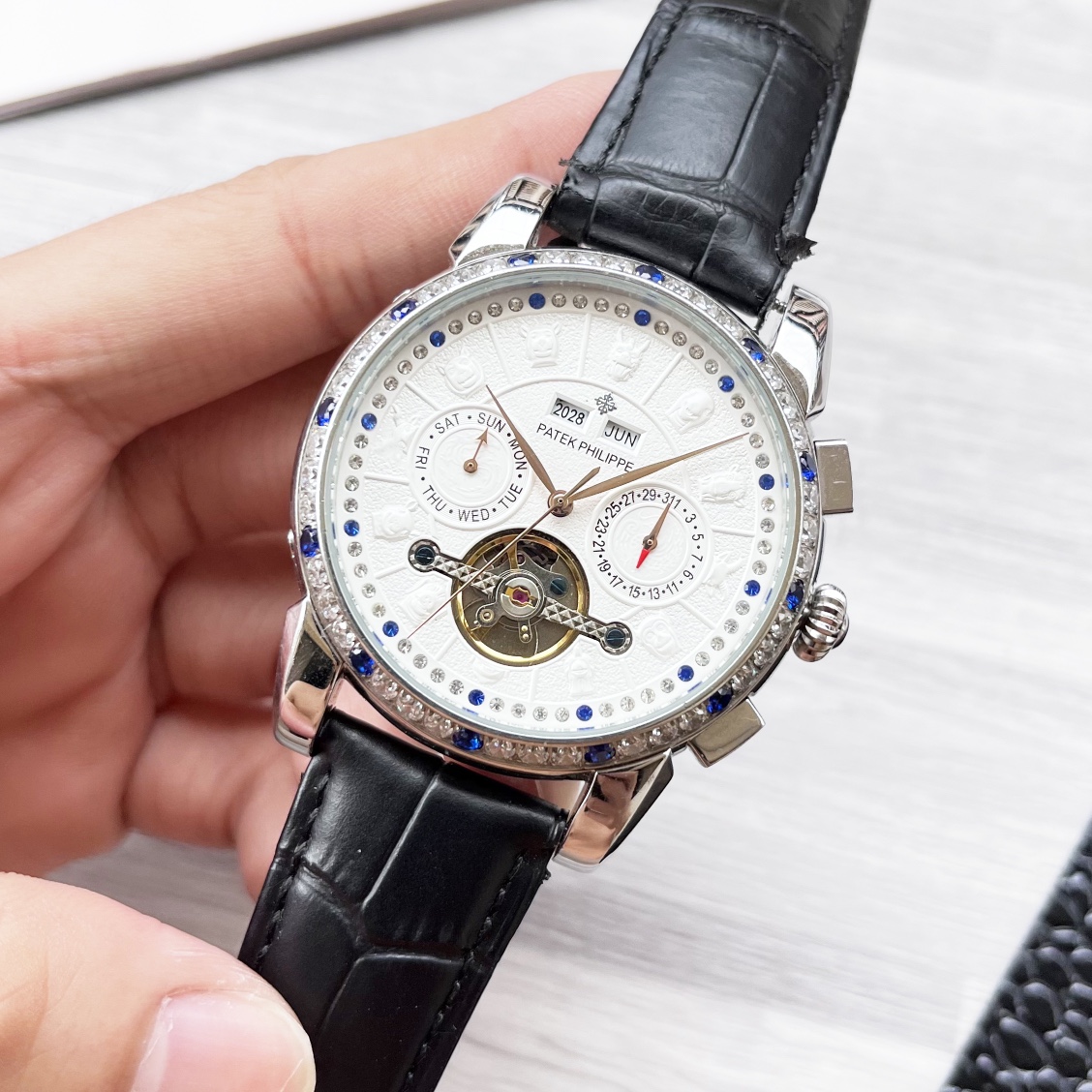 Luxury Men’s Wristwatch with High-End Design and Features for Sale - 图片 6