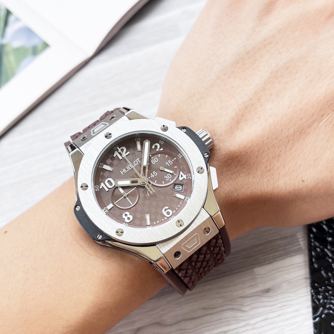 Luxury Men’s Watch with Carbon Fiber Body, Gold Accents, and High-End Features: BIG BANG Series.