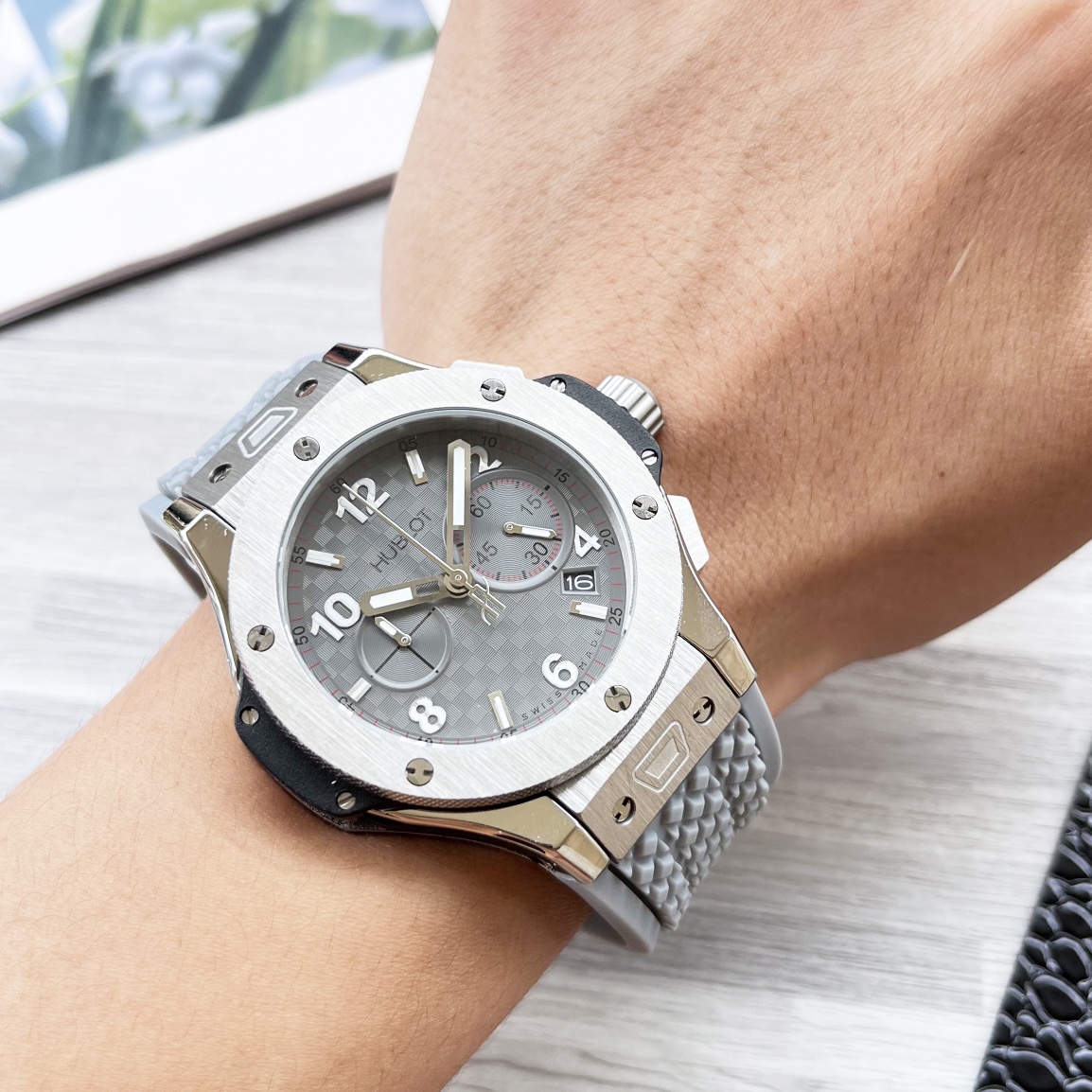 Luxury Men’s Watch with Carbon Fiber Body, Gold Accents, and High-End Features: BIG BANG Series. - 图片 2