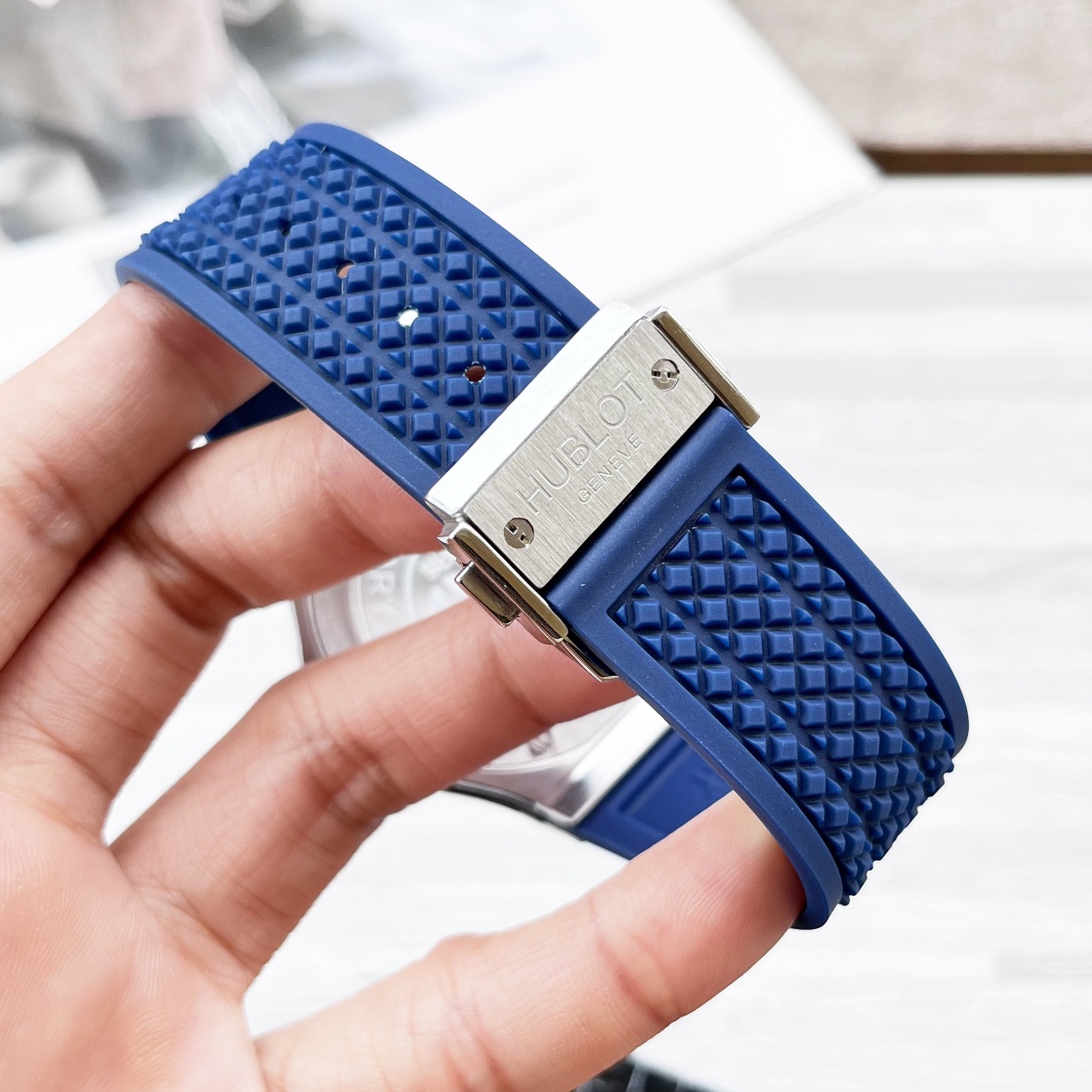 Luxury Men’s Watch with Carbon Fiber Body, Gold Accents, and High-End Features: BIG BANG Series. - 图片 9