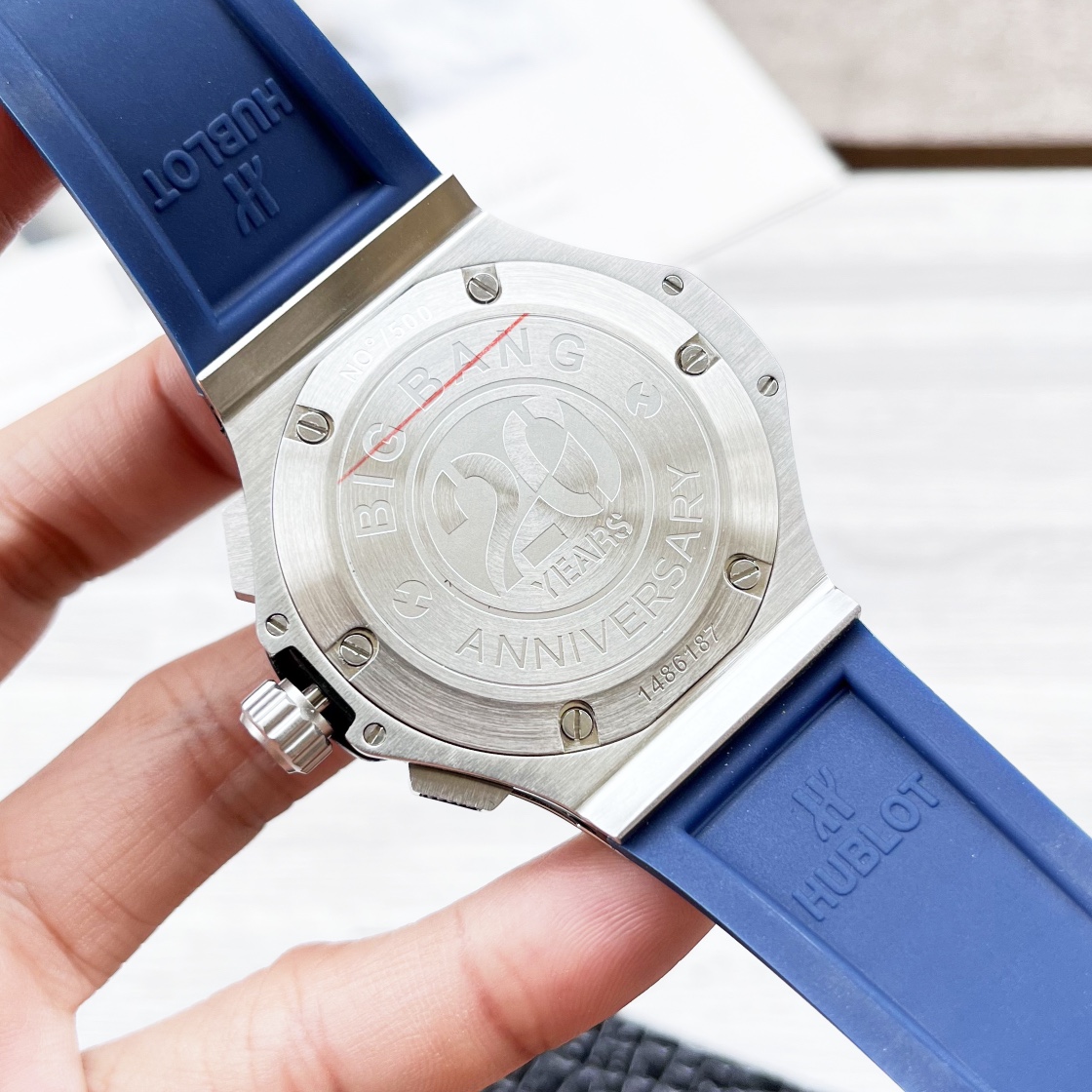 Luxury Men’s Watch with Carbon Fiber Body, Gold Accents, and High-End Features: BIG BANG Series. - 图片 8