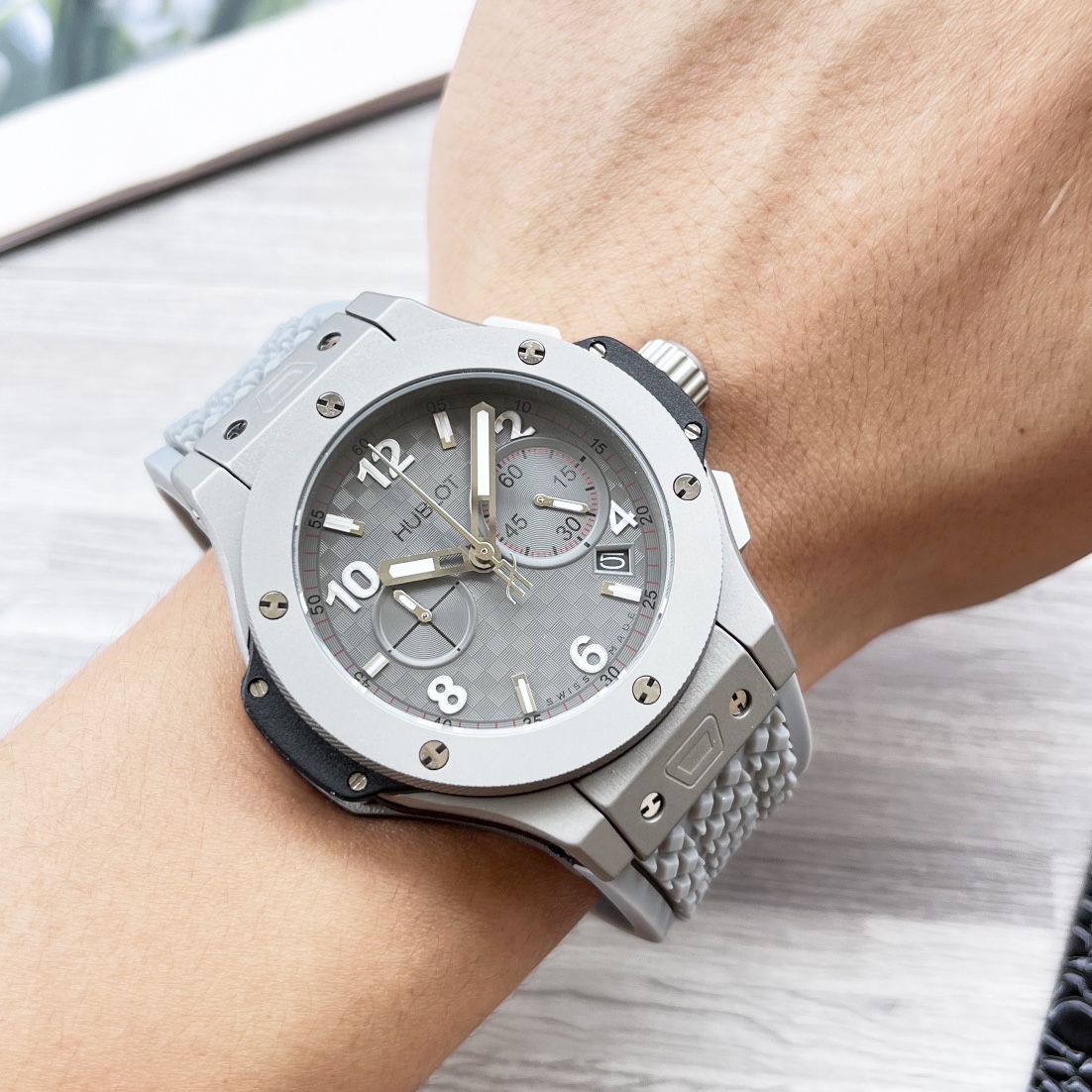 Luxury Men’s Watch with Carbon Fiber Body, Gold Accents, and High-End Features: BIG BANG Series. - 图片 3