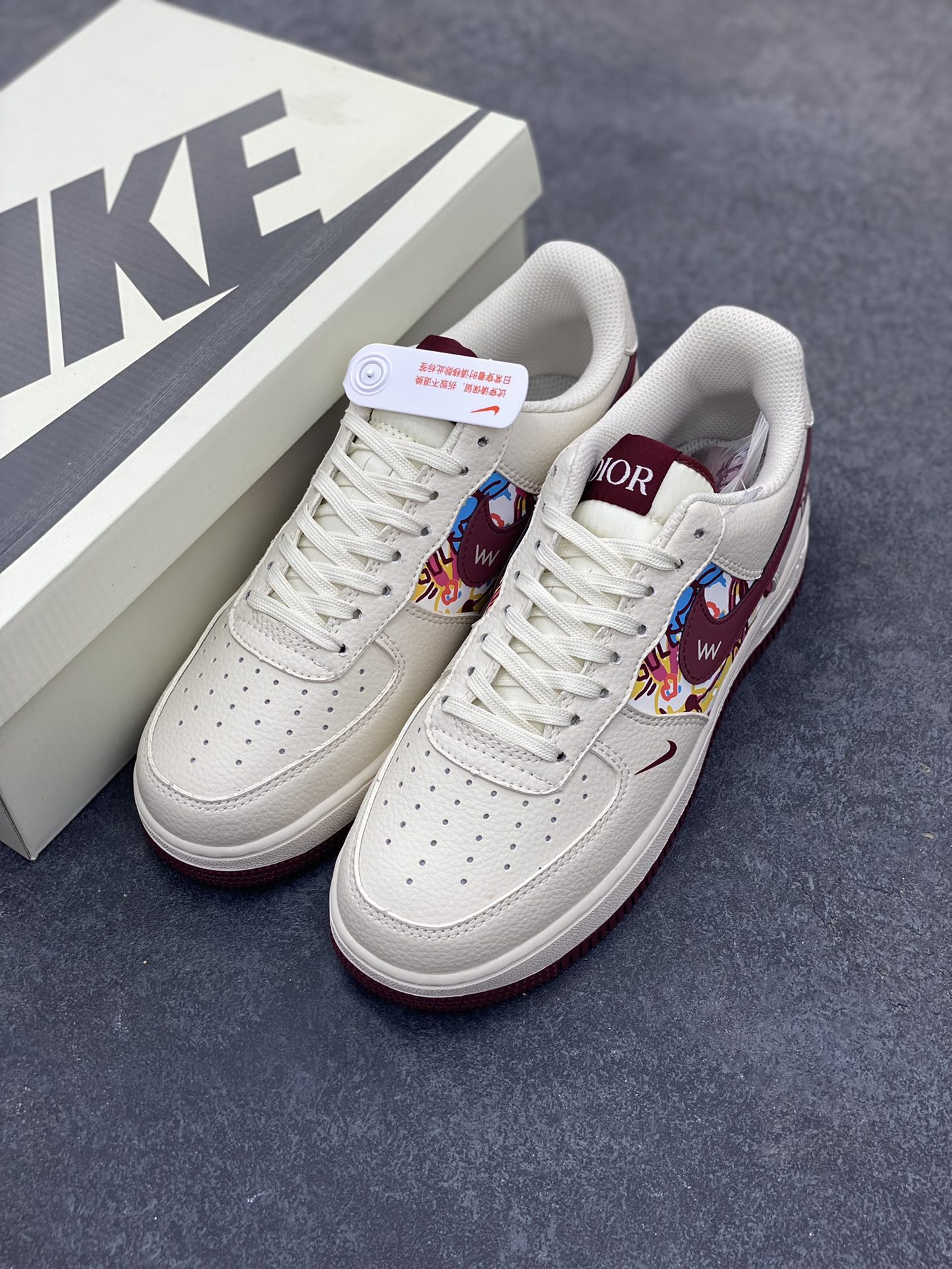 图片[8]-Nike Air Force 1 \’07 Low “迪奥联名——涂鸦米酒红勾”空军一号 低帮 运动鞋 休闲鞋 折边针车 工艺难度大 原楦头原纸板 原装鞋盒 定制五金配件 内置全掌气垫 原厂鞋底 货号：HJ3318-002 尺码：36 36.5 37.5 38 38.5 39 40 40.5 41 42 42.5 43 44 44.5 45-选品中心