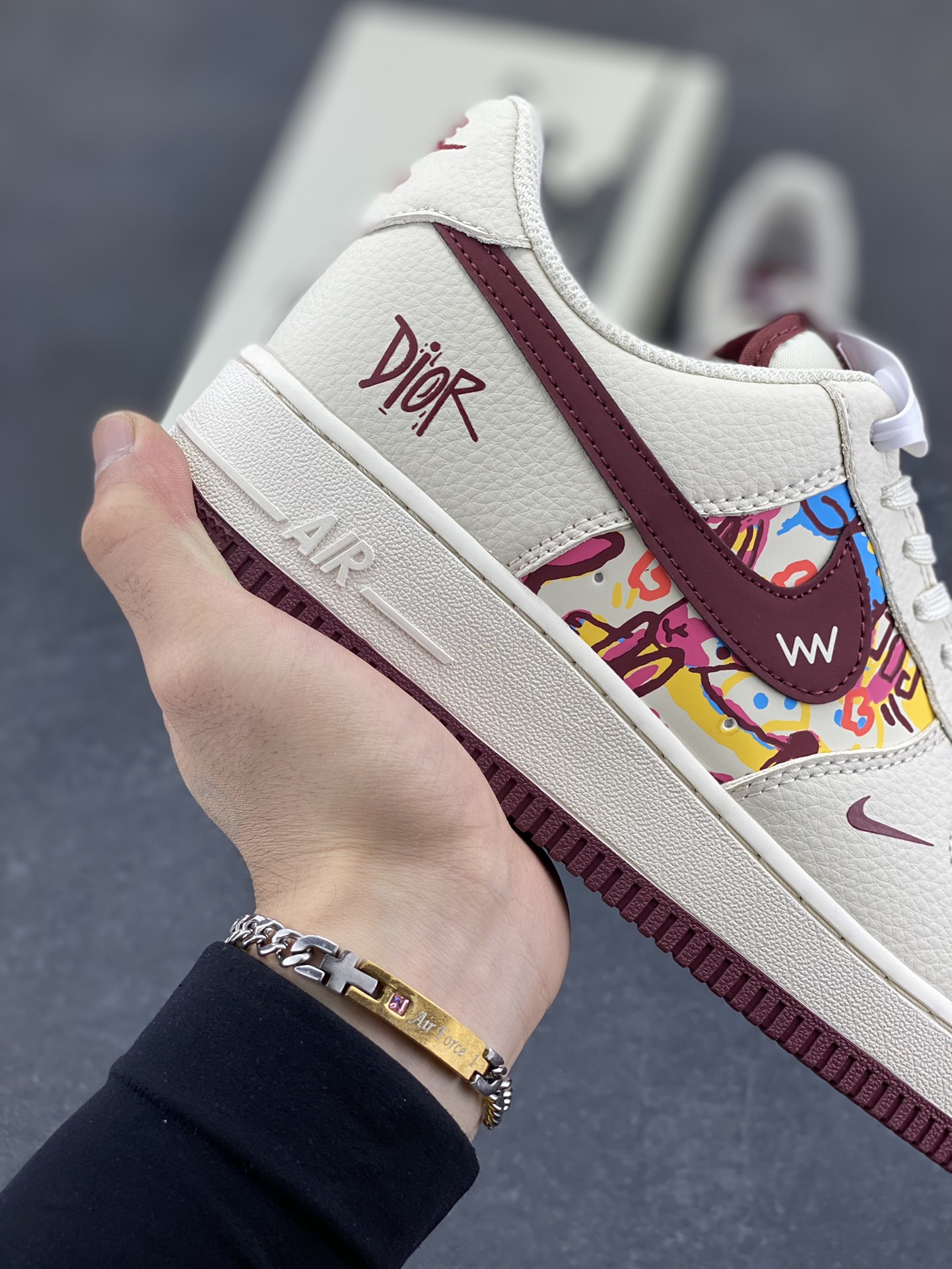 图片[6]-Nike Air Force 1 \’07 Low “迪奥联名——涂鸦米酒红勾”空军一号 低帮 运动鞋 休闲鞋 折边针车 工艺难度大 原楦头原纸板 原装鞋盒 定制五金配件 内置全掌气垫 原厂鞋底 货号：HJ3318-002 尺码：36 36.5 37.5 38 38.5 39 40 40.5 41 42 42.5 43 44 44.5 45-选品中心
