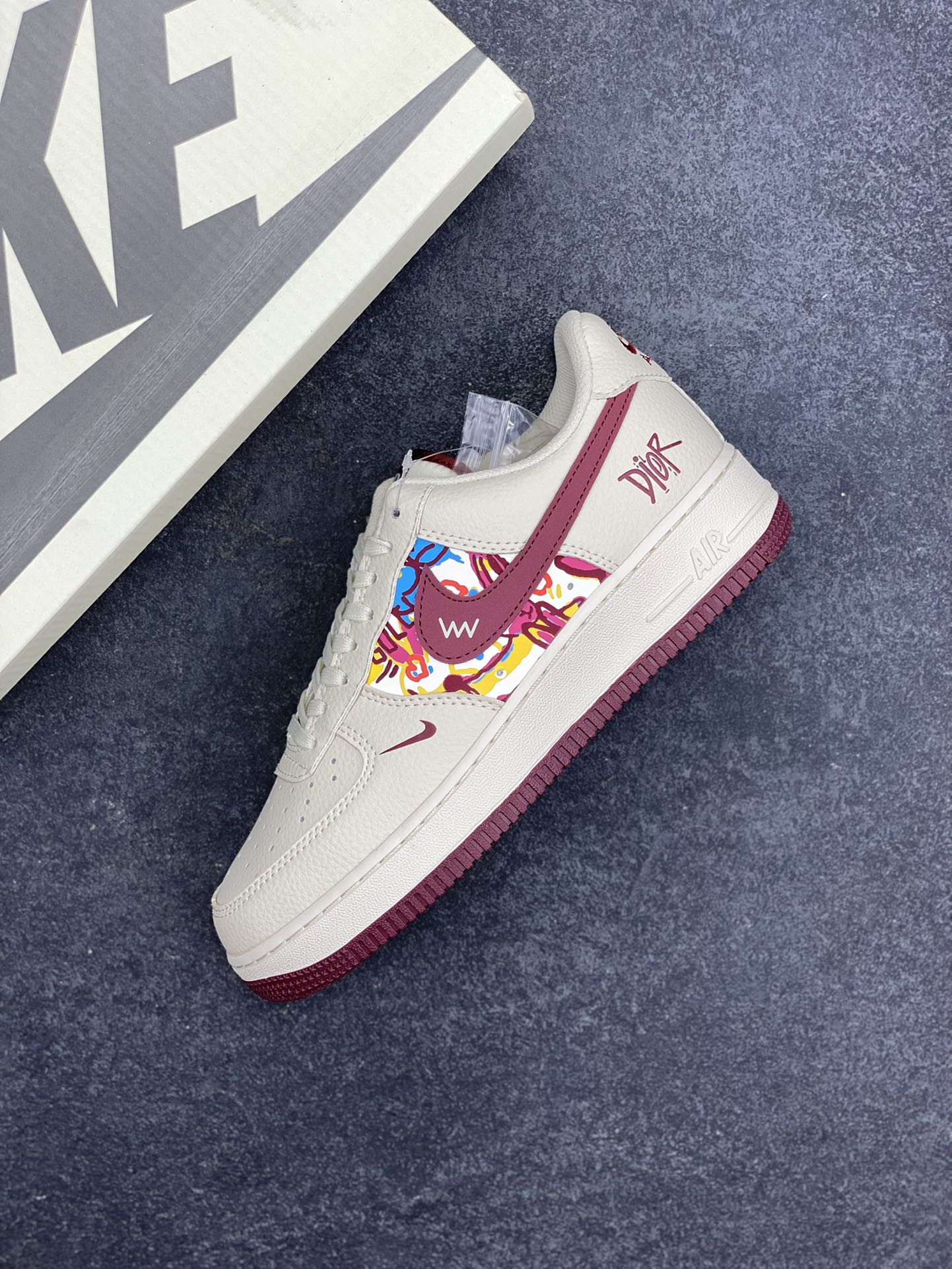图片[7]-Nike Air Force 1 \’07 Low “迪奥联名——涂鸦米酒红勾”空军一号 低帮 运动鞋 休闲鞋 折边针车 工艺难度大 原楦头原纸板 原装鞋盒 定制五金配件 内置全掌气垫 原厂鞋底 货号：HJ3318-002 尺码：36 36.5 37.5 38 38.5 39 40 40.5 41 42 42.5 43 44 44.5 45-选品中心