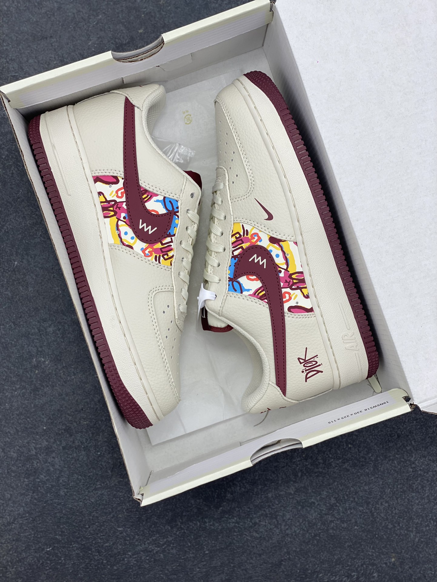 图片[9]-Nike Air Force 1 \’07 Low “迪奥联名——涂鸦米酒红勾”空军一号 低帮 运动鞋 休闲鞋 折边针车 工艺难度大 原楦头原纸板 原装鞋盒 定制五金配件 内置全掌气垫 原厂鞋底 货号：HJ3318-002 尺码：36 36.5 37.5 38 38.5 39 40 40.5 41 42 42.5 43 44 44.5 45-选品中心