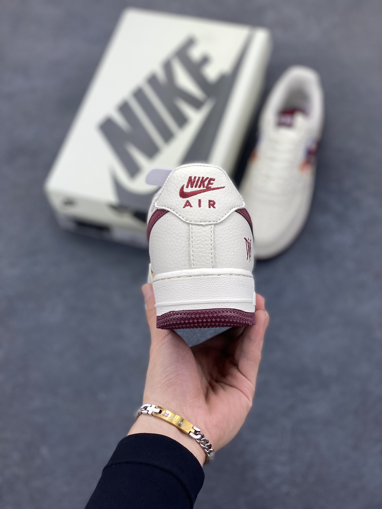 图片[4]-Nike Air Force 1 \’07 Low “迪奥联名——涂鸦米酒红勾”空军一号 低帮 运动鞋 休闲鞋 折边针车 工艺难度大 原楦头原纸板 原装鞋盒 定制五金配件 内置全掌气垫 原厂鞋底 货号：HJ3318-002 尺码：36 36.5 37.5 38 38.5 39 40 40.5 41 42 42.5 43 44 44.5 45-选品中心