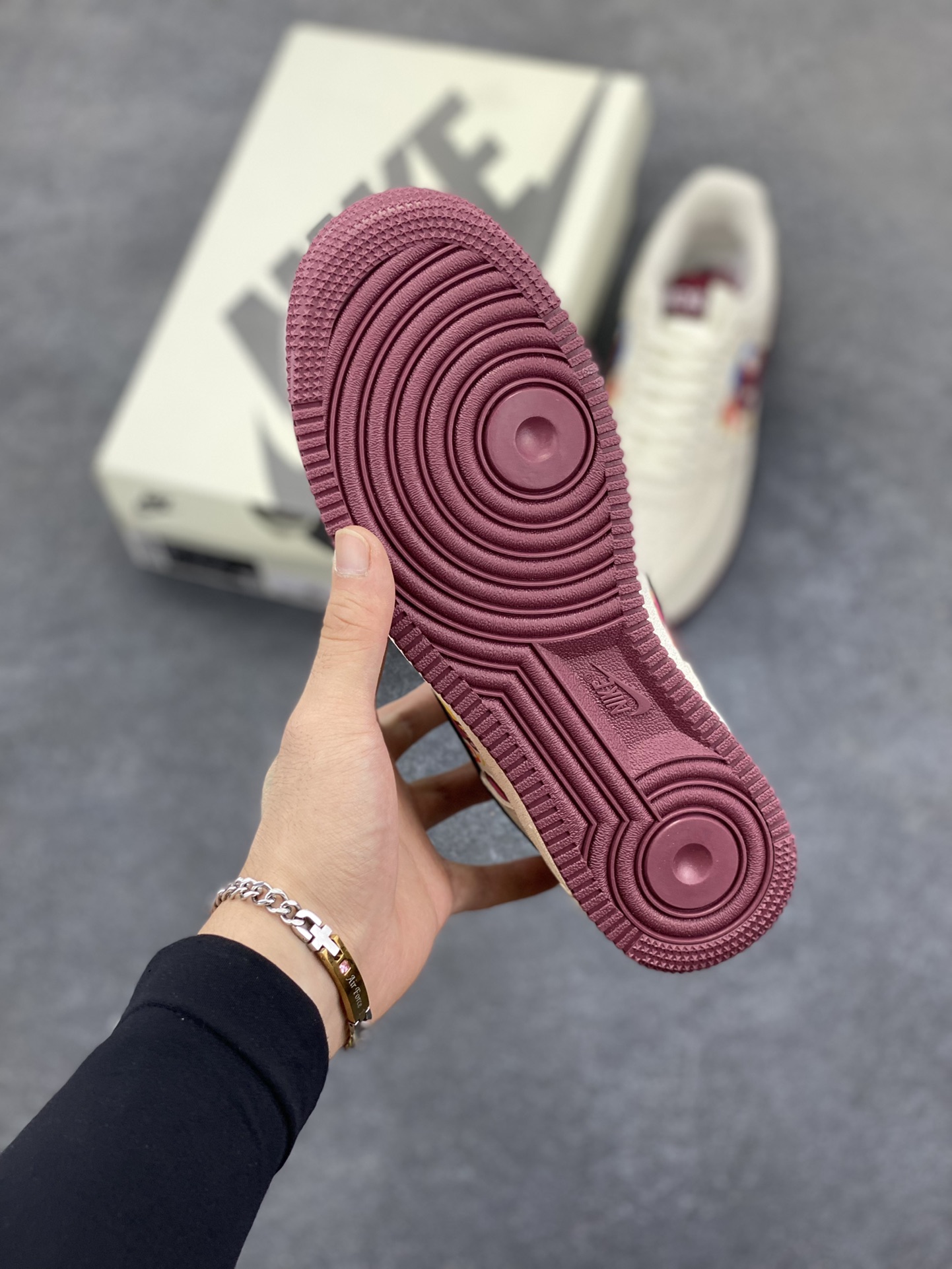 图片[5]-Nike Air Force 1 \’07 Low “迪奥联名——涂鸦米酒红勾”空军一号 低帮 运动鞋 休闲鞋 折边针车 工艺难度大 原楦头原纸板 原装鞋盒 定制五金配件 内置全掌气垫 原厂鞋底 货号：HJ3318-002 尺码：36 36.5 37.5 38 38.5 39 40 40.5 41 42 42.5 43 44 44.5 45-选品中心
