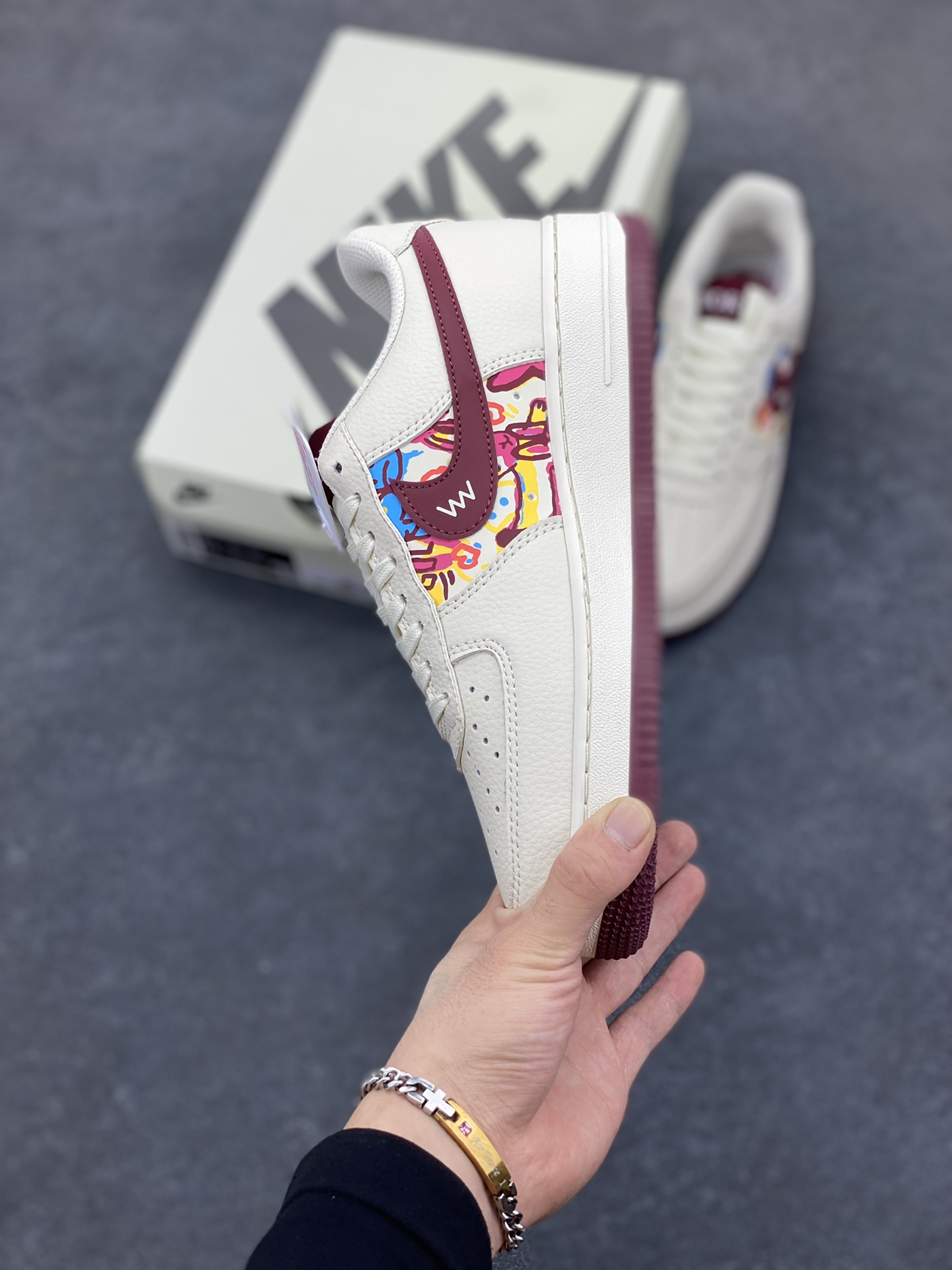 图片[3]-Nike Air Force 1 \’07 Low “迪奥联名——涂鸦米酒红勾”空军一号 低帮 运动鞋 休闲鞋 折边针车 工艺难度大 原楦头原纸板 原装鞋盒 定制五金配件 内置全掌气垫 原厂鞋底 货号：HJ3318-002 尺码：36 36.5 37.5 38 38.5 39 40 40.5 41 42 42.5 43 44 44.5 45-选品中心