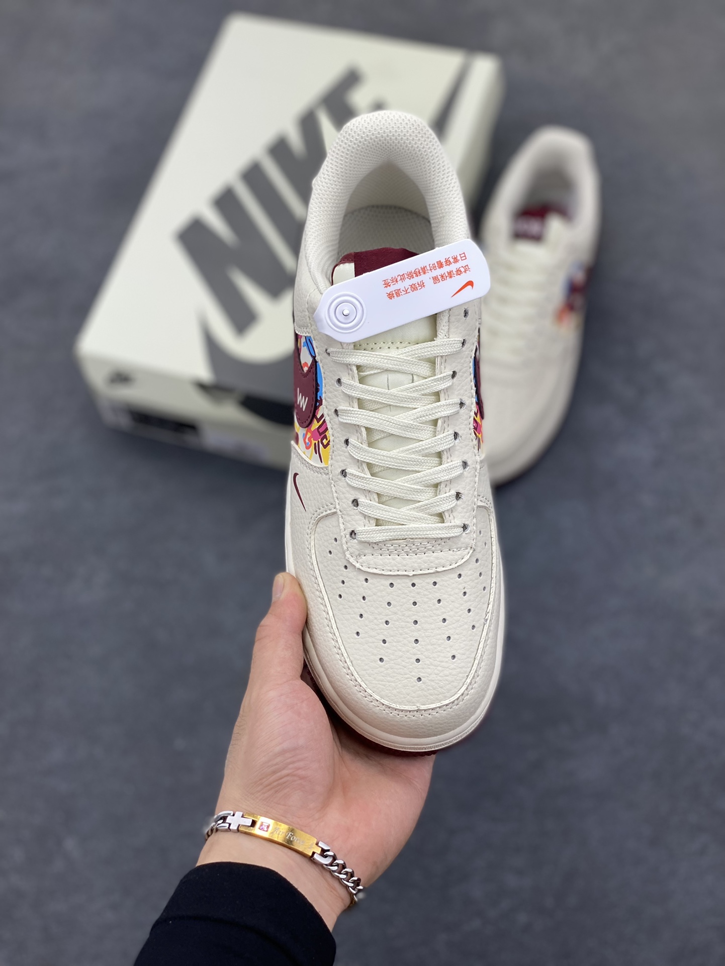 图片[2]-Nike Air Force 1 \’07 Low “迪奥联名——涂鸦米酒红勾”空军一号 低帮 运动鞋 休闲鞋 折边针车 工艺难度大 原楦头原纸板 原装鞋盒 定制五金配件 内置全掌气垫 原厂鞋底 货号：HJ3318-002 尺码：36 36.5 37.5 38 38.5 39 40 40.5 41 42 42.5 43 44 44.5 45-选品中心
