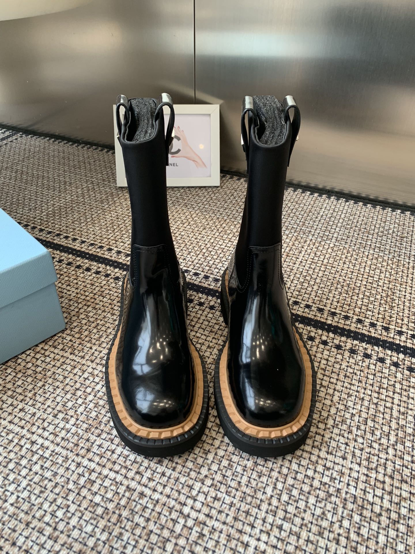 NO:511823,PRADA Classic Triangle Boots This autumn and winter main series, fresh and a little noble feeling, perfect on the feet, slim legs and temperament, just right to grasp, elegant and generous, changeable style, various accessories and materials are all made of one-to-one, and a variety of imported materials are made of original version, rubbed color and waxed calfskin, open edge bead cowhide, cowhide, cowhide, sheepskin, water dyed inner sheepskin, foam bottom light and comfortable, 35-41 (customized for 40.41), boots, prada, prada, boots, cowhide, sheepskin19860909PRADA 普拉达 经典三角标 短靴 今年秋冬主推系列 清新风带点小贵气的感觉 上脚非常完美 显腿瘦气质这块刚好拿捏 优雅大方 风格多变 各种配件材质 都是一比一定制 做到原版零距离采用多种进口材料 擦色打腊小牛皮 开边珠牛皮 牛反绒高丝光 内里水染羊皮 发泡底轻便舒适 码数35-41（40.41定做）,靴子,prada,prada,boots,cowhide,sheepskin,Women's Shoes