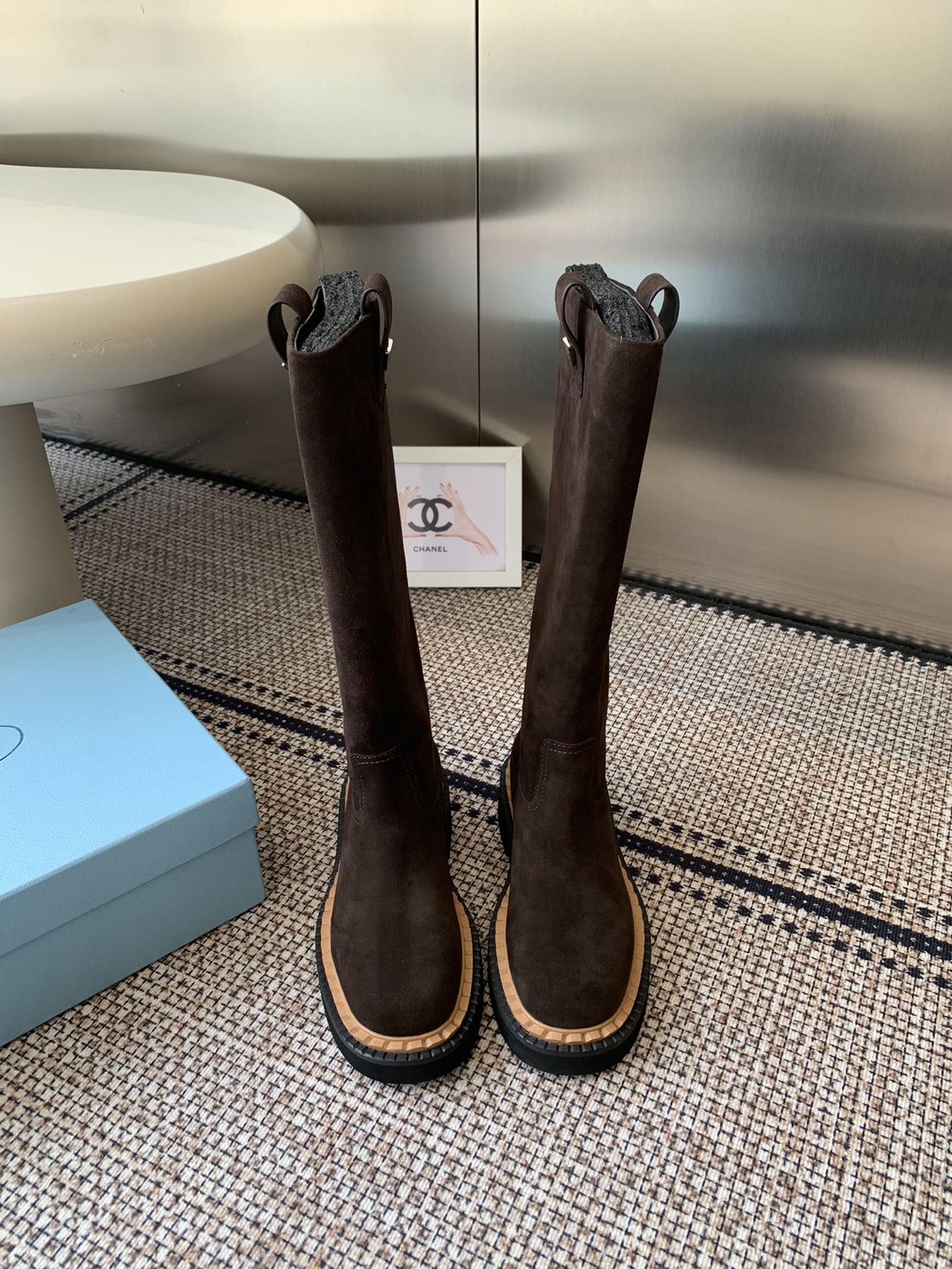 NO:511828,PRADA Classic Triangle Boots This autumn and winter main series, fresh and a little noble feeling, perfect on the feet, slim legs and temperament, just right to grasp, elegant and generous, changeable style, various accessories and materials are all made of one-to-one, and a variety of imported materials are made of original version, rubbed color and waxed calfskin, open edge bead cowhide, cowhide, cowhide, sheepskin, water dyed inner sheepskin, foam bottom light and comfortable, 35-41 (customized for 40.41), boots, prada, prada, boots, cowhide, sheepskin19860909PRADA 普拉达 经典三角标 长靴 今年秋冬主推系列 清新风带点小贵气的感觉 上脚非常完美 显腿瘦气质这块刚好拿捏 优雅大方 风格多变 各种配件材质 都是一比一定制 做到原版零距离采用多种进口材料 擦色打腊小牛皮 开边珠牛皮 牛反绒高丝光 内里水染羊皮 发泡底轻便舒适 码数35-41（40.41定做）,靴子,prada,prada,boots,cowhide,sheepskin,Women's Shoes