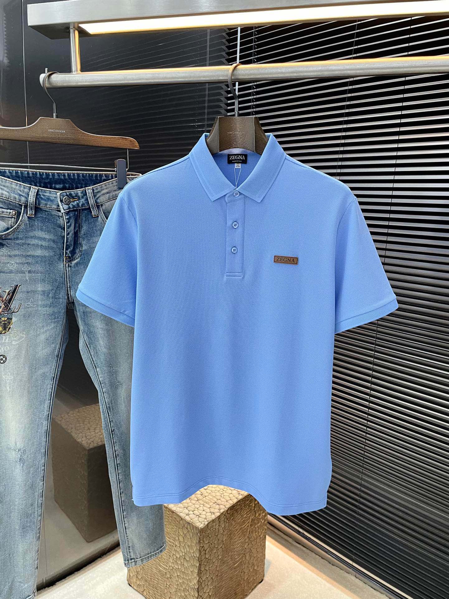 NO:494468,P Z Zegna- (Jegna) has the latest POLO short-sleeved spring and summer style, using the latest polyester fiber fabric, soft and comfortable in the touch, classic design style, special customization, simple cutting and splicing, reflecting the extraordinary craftsmanship of workers, full of high-end and fashionable feeling!  The style is quite good at casual and versatile. Size M-3XL, zegna, T-shirt, alexander wang19860909P  Z Zegna-（杰尼亚）春夏最新款POLO短袖,采用最新聚脂纤维面料 手感柔软、成分柔软舒适 经典设计风格 特殊定制 简单的裁剪方式拼接,体现出工人不凡的工艺,高端时尚感十足！版型相当赞休闲百搭款.尺码 M-3XL,,zegna,T-shirt,alexander wang,Men's clothing