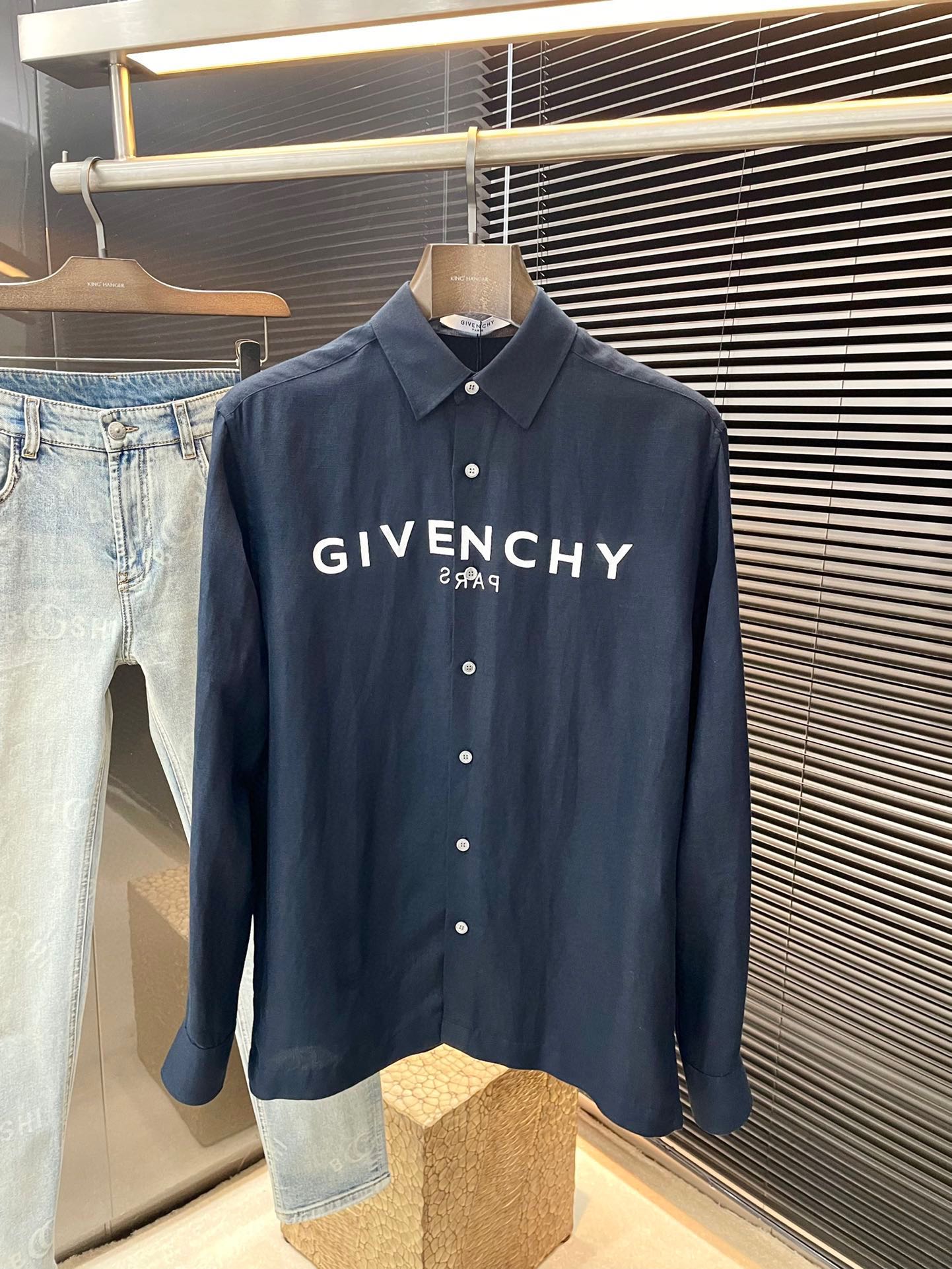 NO:494473,P Givenchy- (Givenchy) New product, same style as celebrities. While reinterpreting classic elements, the latest trendy accessories are favored by fashion people. The simple style makes you more personalized, and the linen fabric shows a casual manly style. The special shirt fabric presents you with a different hi-tail shirt. It is soft and skin-friendly, with a smooth and delicate touch, casual wear, and the tailoring is SLIM FIT. It is absolutely crisp and handsome!  It is a casual style. It is a good choice for versatile daily or business occasions. It is high-quality, casual and perfect and handsome!  Size 48-56, given 100, given 100, given 100, given 100, given 100, given 100, given 100, given 100, given 100, given 100, given 100, given 100, given 100, given 100, given 100, given 100, given 100, given 100, given 100, given 100, given 100, given 100, given 100, given 100, given 100, given 100, given 100, given 100, given 100, given 100, given 100, given 100, given 100, given 100, given 100, given 100, given 100, given 100, given 100, given 100, given 100,19860909P  Givenchy-（纪梵希） 新品 明星同款 重新诠释经典元素的同时,最新潮流配饰 时尚人士的青睐 简约的风格令您更具个性,亚麻面料展现休闲男士风范.特殊的衬衫面料为你呈现不一样的高定衬衣 绵软亲肤,手感柔滑细腻,穿着随意,剪裁属于SLIM FIT 绝对挺括帅气的版型！属于休闲款式 百搭日常或者商务场合都是很好的选择,高品质的,休闲完美帅气驾驭！尺码 48-56,,givenchy,givenchy,shirts,alexander wang,Men's clothing