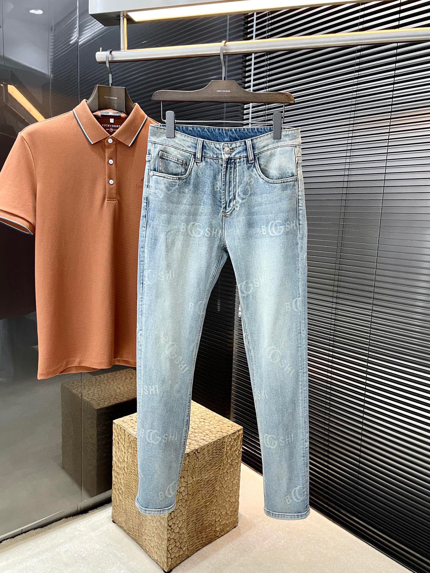 NO:494477,P Gucci (Gucci) new spring and summer jeans imported from Italian haute couture denim fabrics Fashion and casual Regular style Micro-stretch fabrics The fabric is comfortable and soft, breaking through the feel of conventional denim fabrics, not stuffy, and excellent comfort. It is free and versatile. It is washed for a long time and does not deform. The upper body effect is excellent. The elegant and elegant tailoring is constantly innovating, but it always maintains noble and elegant style and taste. The charm of fashion. The small straight piece of the style is fashionable. The counter number is 29-38 (37),,gucci,gucci,jeans,alexander wang19860909P  Gucci（古驰）春夏季新款牛仔裤 进口意大利高定牛仔面料 时尚休闲 常规版型 微弹力面料 面料舒适柔软,突破常规牛仔的面料手感,不闷热,舒适感极佳.随意百搭 久洗不变形 上身效果极佳.大方优雅的剪裁,设计不断创新却始终保持着高贵优雅的风格和品位 演绎时尚魅惑 版型小直筒 时尚佳品 专柜码数 29-38（37）,,gucci,gucci,jeans,alexander wang,Men's clothing