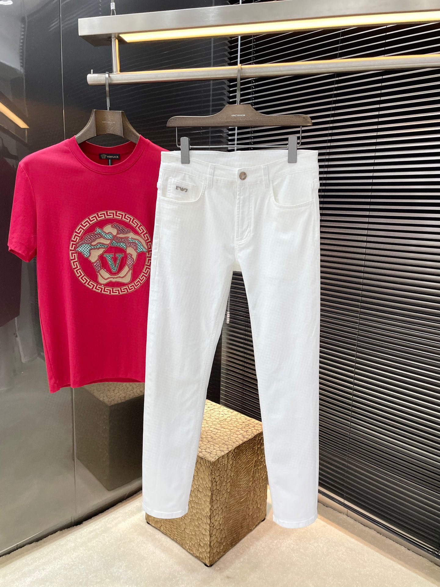 NO:494484,P EmporioArmin- (Armani) new spring and summer jeans imported from Italian haute couture denim fabrics Fashion and casual Regular style Micro-stretch fabrics The fabric is comfortable and soft, breaking through the feel of conventional denim fabrics, not stuffy, and excellent comfort. It is free and versatile. It is washed for a long time and does not deform. The upper body effect is excellent. The elegant and elegant tailoring, the design is constantly innovative but always maintains noble and elegant style and taste. The charm of fashion. The small straight piece of the style is fashionable. The counter number is 29-38 (37),,armani,jeans,alexander wang19860909P  EmporioArmin-（阿玛尼）春夏季新款牛仔裤 进口意大利高定牛仔面料 时尚休闲 常规版型 微弹力面料 面料舒适柔软,突破常规牛仔的面料手感,不闷热,舒适感极佳.随意百搭 久洗不变形 上身效果极佳.大方优雅的剪裁,设计不断创新却始终保持着高贵优雅的风格和品位 演绎时尚魅惑 版型小直筒 时尚佳品 专柜码数 29-38（37）,,armani,jeans,alexander wang,Men's clothing