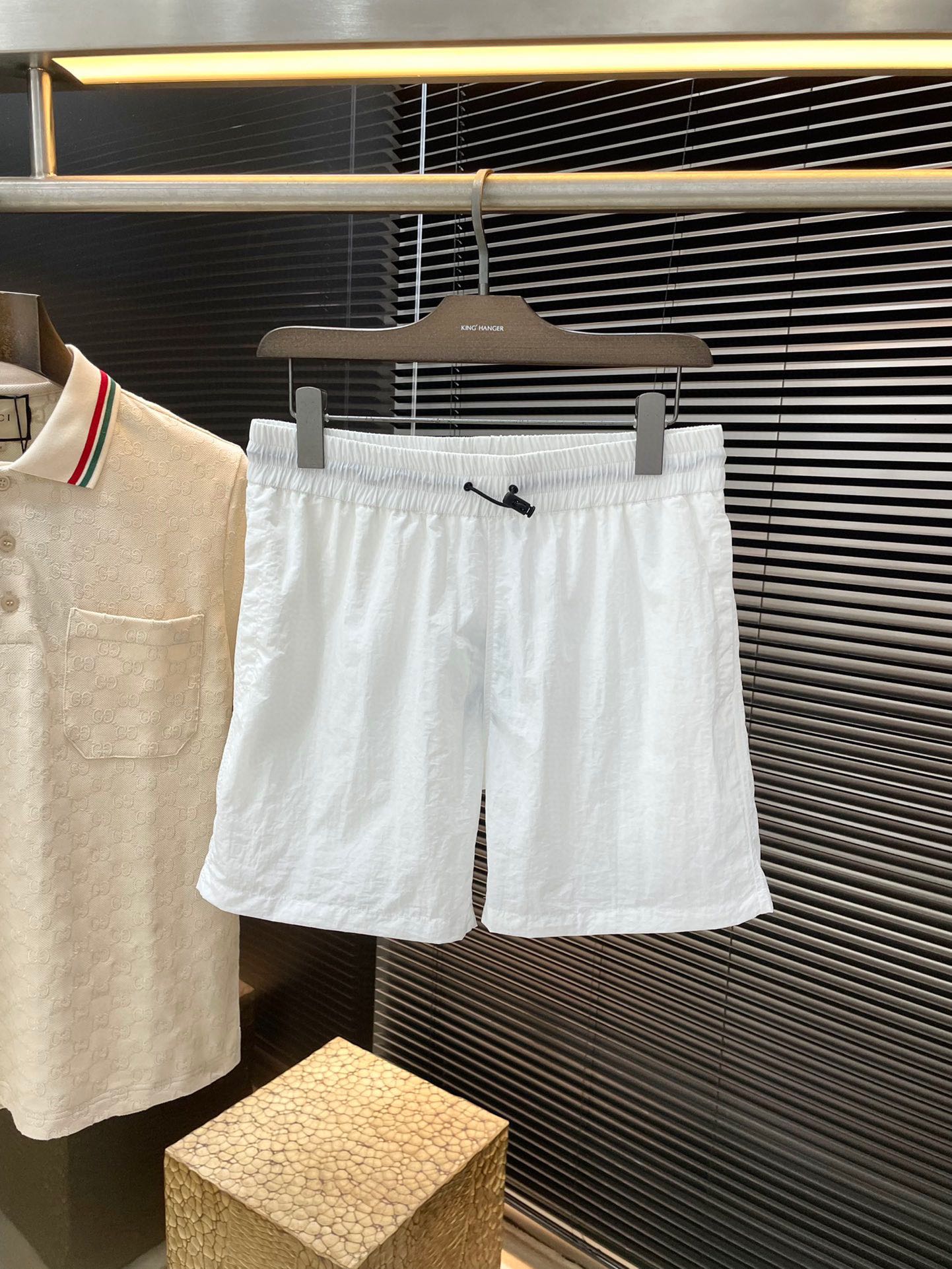 NO:494498,P Burb- (Babb) new spring and summer nylon drawstring shorts, these shorts are made of light nylon fabric. Paired with Equestrian Knight logo (EKD flower, elastic drawstring waist, side insert pocket, back zipper pocket, Equestrian Knight logo (EKD) embroidery on the back, presenting a casual style, same style for men and women, highly recommended! Color Black White S M L XL,,burberry,burberry, shorts,alexander wang19860909P  Burb-（巴宝）春夏季新款尼龙抽绳短裤,这款短裤选用轻盈尼龙面料打造.搭配马术骑士徽标(EKD花,弹性抽绳式裤腰,侧边插袋,后侧拉链口袋,后侧饰有马术骑士徽标(EKD)刺绣,呈现休闲版型,男女同款,强烈推荐！颜色 黑色 白色 码数 S M L XL,,burberry,burberry,shorts,alexander wang,Men's clothing