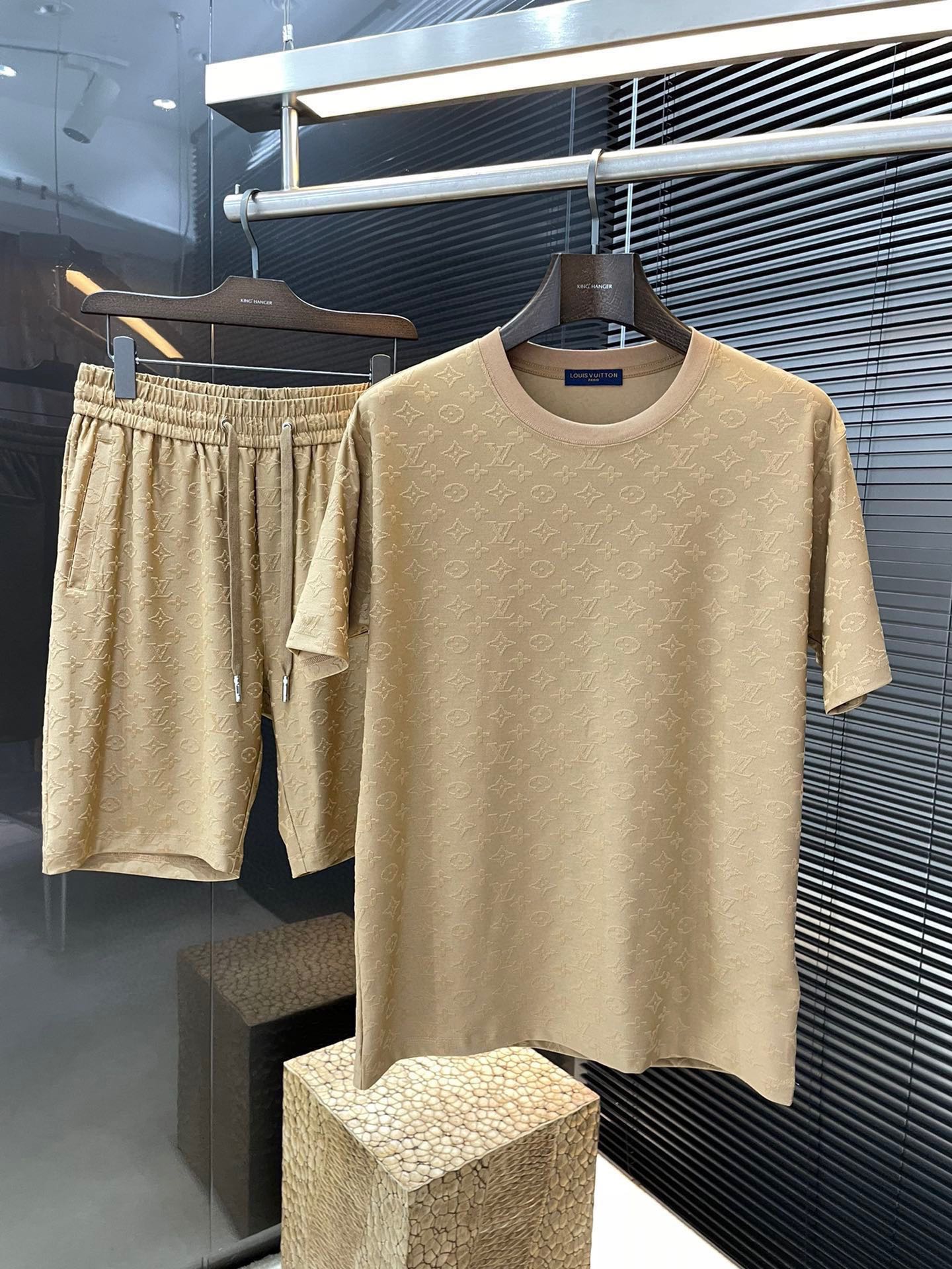 NO:494504,A set of P LOUIS VUITTON is a big recommendation!  New products in spring and summer, full of style, very good-looking, and is definitely a powerful tool to attract resurgence!  Fashionable and trendy suit. It uses imported mercerized cotton fabric, with good comfort and exquisite turning!  A casual and handsome European and American tone!  Smooth and neat, with a crisp and stylish upper body, fashionable and handsome, and a full-size handsome image!  Size M-3XL, louis vuitton,louis vuitton,alexander wang19860909一套不拆卖P  LOUIS VUITTON（路易威登）重磅推荐！春夏季新品 十足腔调 上身非常的赞 超有型 绝对是吸引回头率的利器！时尚潮流套装.采用进口丝光棉面料,舒适度好,车工精湛！随性帅气的欧美调调！流畅利落 上身挺括有型,时尚又帅气,十足的型男形象！尺码 M-3XL,,louis vuitton,louis vuitton,alexander wang,Men's clothing