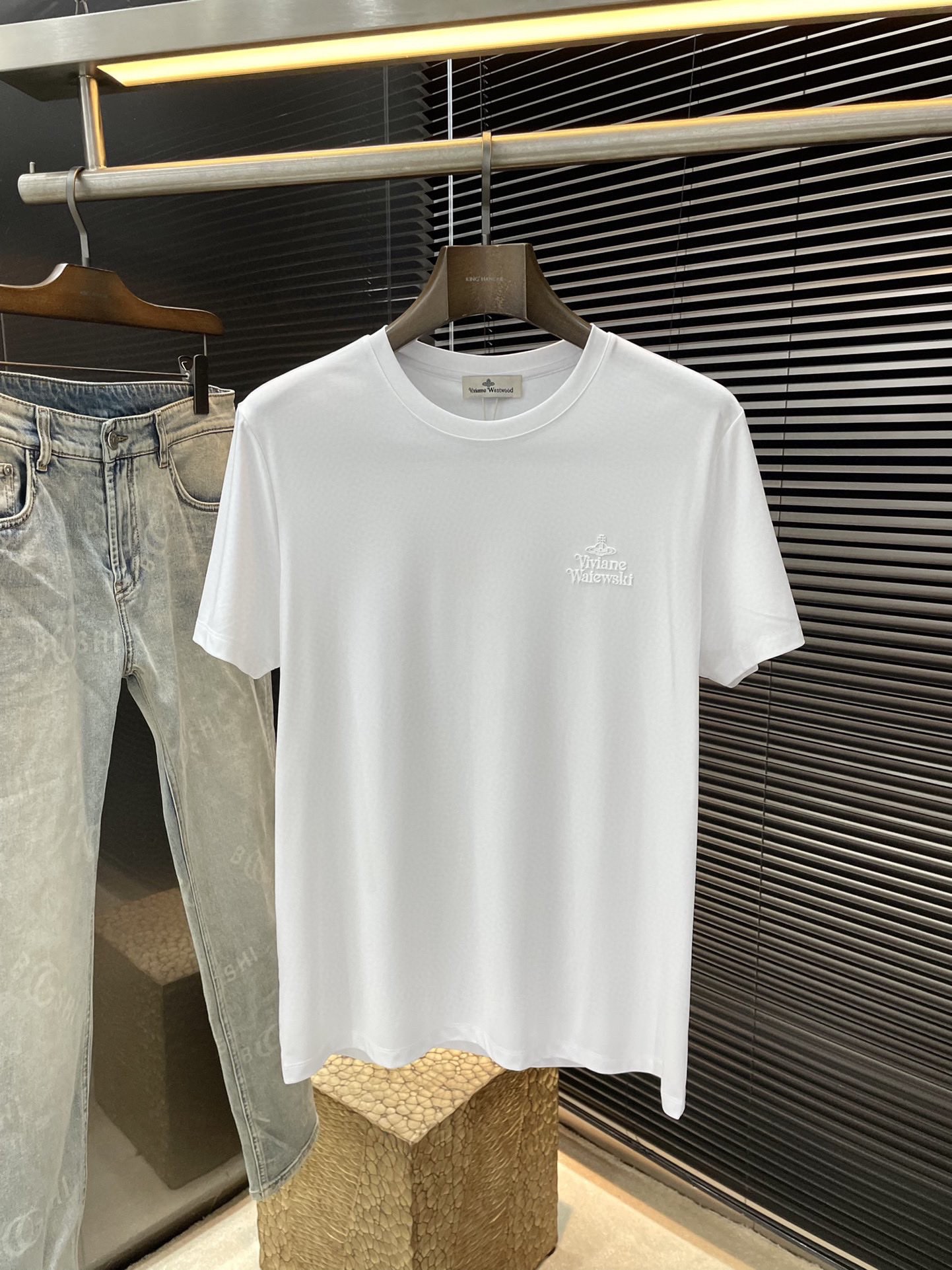 NO:494518,P vivienne west wood series VIP high-end customization, new short-sleeved, versatile style, anyone can easily control the fabric, fully customized craftsmanship, high-quality Tensacre refined modal fabric, soft fabric, comfortable and soft on the upper body, the simple style is very classy, ​​simple and unique, the style is very exquisite, showing the aura, and it will highlight the exquisiteness of business men!  Size M-3XL, T-shirt,alexander wang19860909P  vivienne west wood（西太后 薇薇安）系列 VIP高级定制 新款短袖 百搭款式 任何人都可以轻松驾驭 面料全订制工艺 高定一等品天丝兰精莫代尔面料 面料手感柔软,上身舒适柔软 简约的款式非常显档次,简约个性时尚,版型剪裁非常精致,显气场,又会凸显商务男士的精致！尺码 M-3XL,,T-shirt,alexander wang,Men's clothing