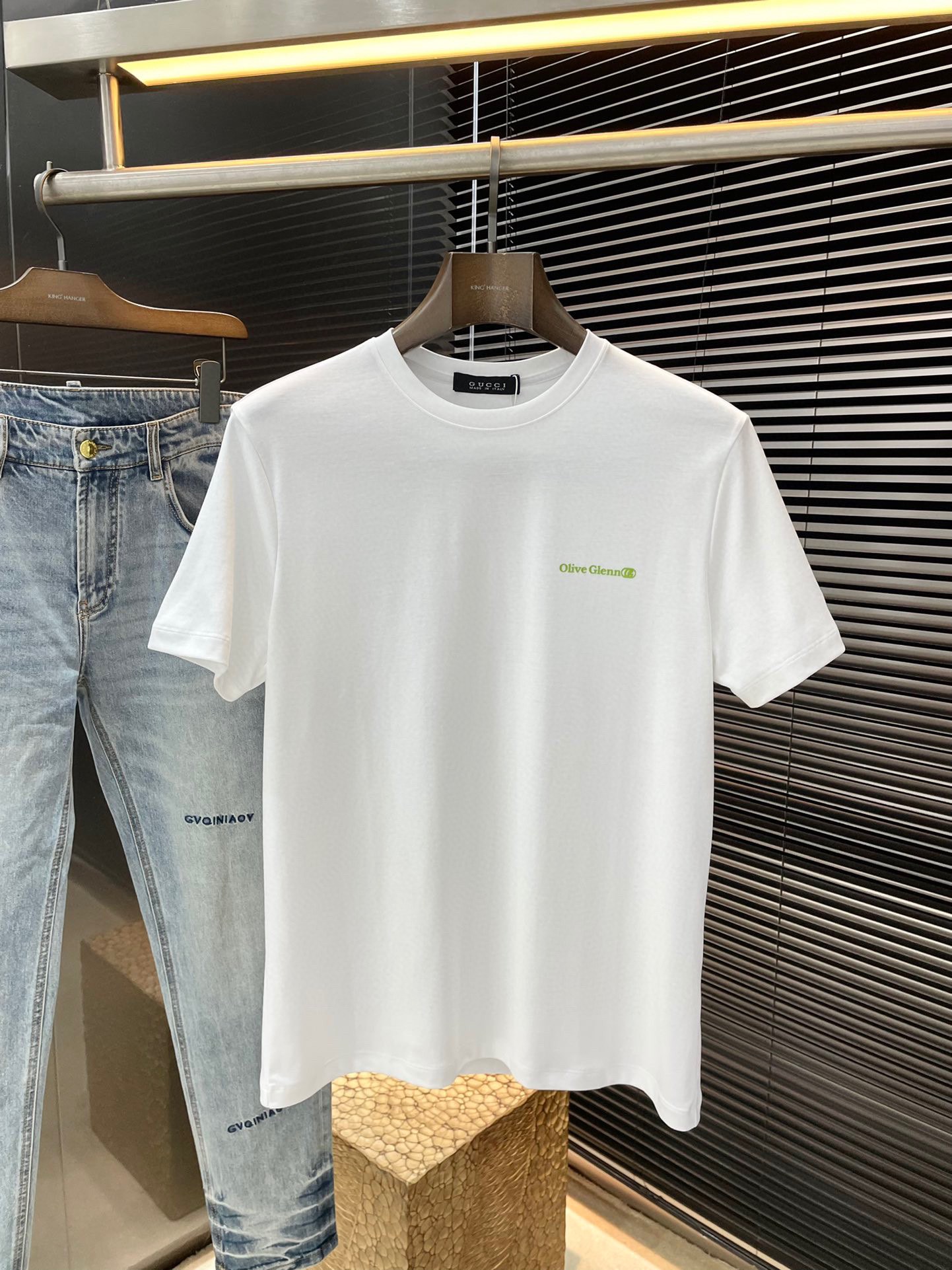 NO:494525,P Gucci series VIP high-end customization, new short-sleeved spring and summer style, versatile style, anyone can easily control the fabric, fully customized digital printing technology, high-quality cotton fabric, soft fabric, comfortable and soft upper body, simple style is very classy, ​​simple and unique, fashionable, the style is very exquisite, showing aura, and highlighting the exquisiteness of business men!  Size M-3XL shipped the next day, gucci,gucci,T-shirt,alexander wang19860909P  Gucci（古驰）系列 VIP高级定制 春夏季新款短袖 百搭款式 任何人都可以轻松驾驭 面料全订制数码印花工艺 高定一等品棉面料 面料手感柔软,上身舒适柔软 简约的款式非常显档次,简约个性时尚,版型剪裁非常精致,显气场,又会凸显商务男士的精致！尺码 M-3XL 隔天出货,,gucci,gucci,T-shirt,alexander wang,Men's clothing