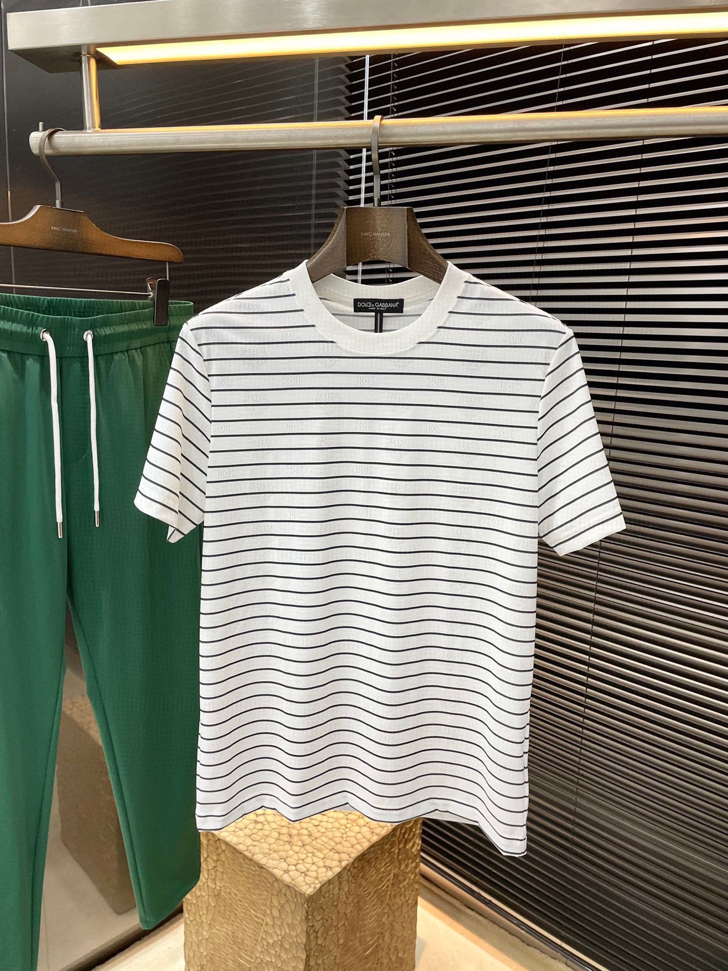 NO:494470,P Dolce & Gabbana- (Dolce & Gabbana) series VIP high-end customization, new short-sleeved spring and summer style, versatile style, anyone can easily control the fabric, fully customized, high-quality super soft jacquard nylon fabric, the fabric feels soft, the upper body is comfortable and soft. The simple style is very classy, ​​simple and unique, the style is very exquisite, the style is very exquisite, and it will highlight the exquisiteness of business men!  Size M-3XL, Dolce & Gabbana, Dolce & Gabbana, T-shirt, alexander wang19860909P  Dolce&Gabbana-（杜嘉班纳）系列 VIP高级定制 春夏季新款短袖 百搭款式 任何人都可以轻松驾驭 面料全订制 高定一等品超柔提花锦纶面料 面料手感柔软,上身舒适柔软 简约的款式非常显档次,简约个性时尚,版型剪裁非常精致,显气场,又会凸显商务男士的精致！尺码 M-3XL,,Dolce&Gabbana,Dolce&Gabbana,T-shirt,alexander wang,Men's clothing