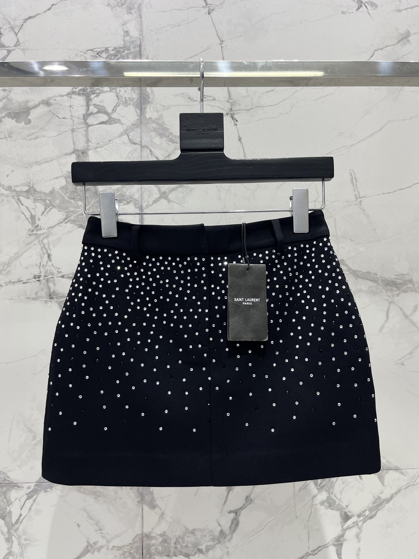 NO:932756,* Shengjia's miniskirt covered with hot diamonds all over the body and covering the hips [Design Highlights] The whole skirt is covered with BlingBling hot diamonds!  When you walk around, it feels like the Milky Way is shining, shining 360 degrees without any blind spots!  The hip-hugging cut shows off your curves, the waist-to-hip ratio is straightened out, and the short design reveals your long legs, sexy and high-end!  Whether it's a nightclub or a party date, it can make you the center of attention!  [Material and Comfort] Even though it looks shiny, the fabric is actually super soft!  ♀ The inner lining is breathable and won’t scratch your skin, and the elastic hip design allows you to move freely, so you can jump or squat without any pressure~ The diamond jewelry is firm and won’t fall off easily, and it still sparkles after washing, so it’s super worry-free to maintain!  [Pairing Suggestions] Wear a top with a simple suspender belt or a short navel-baring T-shirt to reveal your waistline and make you look slimmer!  For outerwear, you can choose a short leather jacket or a suit, and you can easily create a sweet and cool style. For shoes, stiletto heels or thick-soled Martin boots are recommended. Two-meter-long legs are not a dream!  For accessories, choose simple metal earrings or necklaces to avoid being too flashy and taking away the limelight from the skirt. SML, Saint Laurent-clothing, saint laurent, boots, high heels, skirts, jackets & coats, leather jacket, business suit, earrings, necklace,19860909* 圣家满身烫钻包臀超短裙【设计亮点】 整条裙子布满BlingBling的烫钻！ 走动间仿佛银河洒落,360度无死角闪耀！ 包臀剪裁超显曲线,腰臀比直接拉满,短款设计露出大长腿,性感又高级！无论是夜店蹦迪还是派对约会,它都能让你成为全场焦点！【材质与舒适度】 别看它闪,面料其实超柔软！♀ 内衬透气不扎肤,弹力包臀设计活动自如,蹦跳蹲坐都毫无压力～ 钻饰牢固不易掉,洗后依然闪闪发光,保养超省心！【搭配建议】 上装搭简约吊带或短款露脐T,露出腰线更显瘦！ 外套可选短款皮衣或西装,甜酷风轻松拿捏～ 鞋子推荐细跟高跟鞋或厚底马丁靴,腿长两米不是梦！ 配饰选简约金属耳环或项链,避免过于花哨抢了裙子风头～ 码数SML,圣罗兰-服装,saint laurent,boots,high heels,skirts,jackets & coats,leather jacket,business suit,earrings,necklace,,Women's clothing