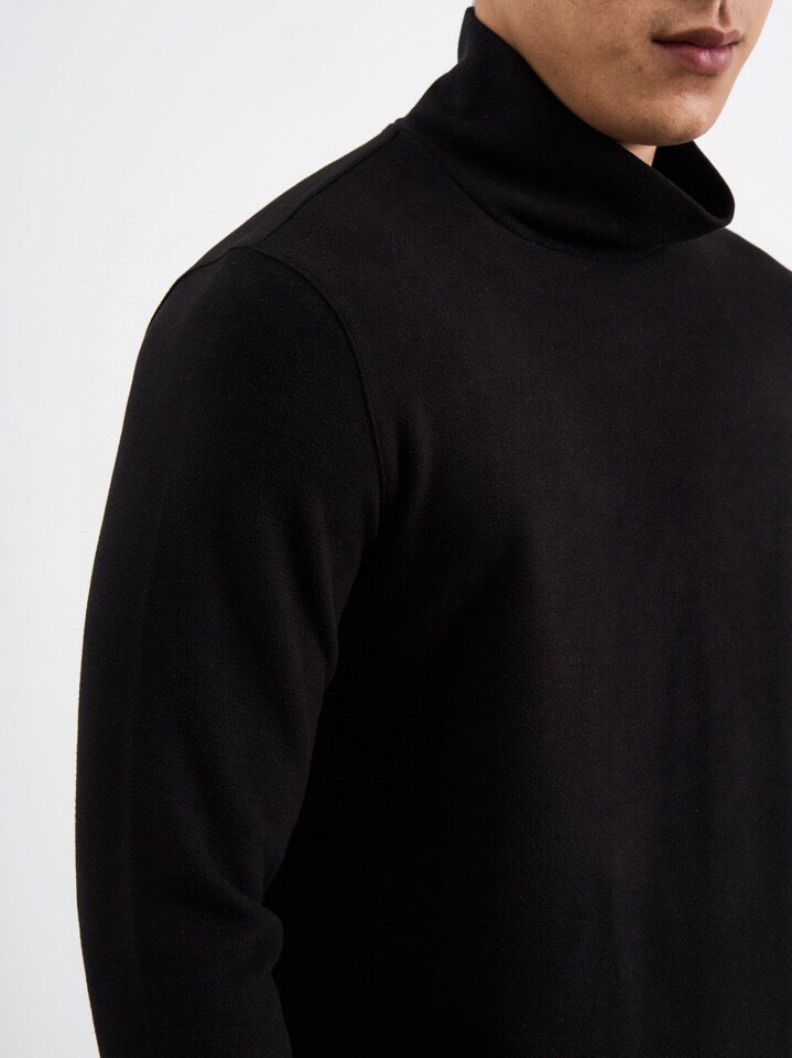 Gucci High-collar Wool T-shirt: Warm and Stylish Men’s Essential for March - 图片 4