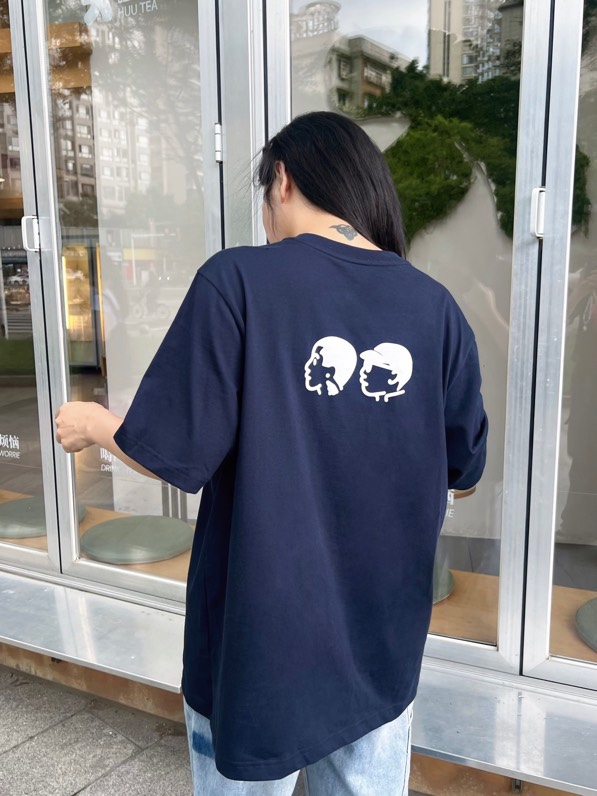 NO:495127,-1V25FW early autumn new navy blue knitted cotton round neck short Tee, men and women same three-dimensional portrait pattern printed loose casual short-sleeved T-shirt!  Trading companies have sparse channels and are released on the official website at the same time!  V Home's new popular items in early autumn, full of interesting design concepts, a perfect encounter between fashion and comfort!  This T-shirt is made of knitted cotton fabric. When you touch it gently, the soft and skin-friendly touch will instantly spread throughout your fingertips, giving you a comfortable wearing experience!  The navy blue has a calm and high-quality color, as if it has a magical magic. It is neither ostentatious nor has style, like an elegant gentleman, quietly exuding unique charm!  The classic V-letter logo on the chest is like a shining star, demonstrating the charm and style of the brand!  The interesting portrait printing design on the back of the T-shirt adds a sense of agility and personality to the overall situation!  Loose style and cutting design, not picking up on the figure, you can easily control whether you are tall and slender, or slightly plump!  Recommended for the same style as men and women!  Size XS-L XS size shoulder width 45cm-bust 112cm-length 68cm S size shoulder width 46cm-bust 116cm-length 70cm M size shoulder width 47cm-bust 120cm-length 72cm L size shoulder width 49cm-bust 124cm-length 74cm Size recommendation (loose style) Height 174-140 catties, try on XS size appropriate!  A boy can choose XS code within 143 catties, a S code for 143-158 catties, a M code for 158-173 catties, and a L code for 173-188 catties!  All girls can choose XS codes!  ,T-shirt,tees,t-shirt,alexander wang19860909-1V25FW早秋新款藏青色针织棉布圆领短Tee,男女同款立体人像图案印花宽松休闲短袖T恤衫！贸易公司渠道稀出,同步官网发售！V家早秋季全新热门单品推荐,充满趣味性的设计理念,时尚与舒适的完美邂逅！ 这款T恤采用针织纯棉面料,当你轻轻触碰它,那柔软亲肤的触感会瞬间传遍你的指尖,拥有倍感舒适的穿着体验！藏青色自带沉稳高级质感的色彩,仿佛有着一种神奇的魔力,它既不张扬,又不失格调,宛如一位优雅的绅士,静静地散发着独特的魅力！胸前经典的V字母标识,犹如一颗璀璨的明星,彰显着品牌的魅力与格调！而T恤后背的趣味人像印花设计,更是为整体增添了一份灵动与个性！宽松版型裁剪设计,不挑身材,无论你是高挑纤细,还是微胖丰满,都能轻松驾驭！男女同款推荐！尺码XS-L XS码肩宽45cm-胸围112cm-衣长68cm S码肩宽46cm-胸围116cm-衣长70cm M码肩宽47cm-胸围120cm-衣长72cm L码肩宽49cm-胸围124cm-衣长74cm 尺码推荐（宽松版型） 身高174-140斤,试穿XS码合适！ 男生体重143斤以内选择XS码,143-158斤选择S码,158-173斤选择M码,173-188斤选择L码！ 女生全部选择XS码即可！,,T-shirt,tees，t-shirt,alexander wang,Men's clothing