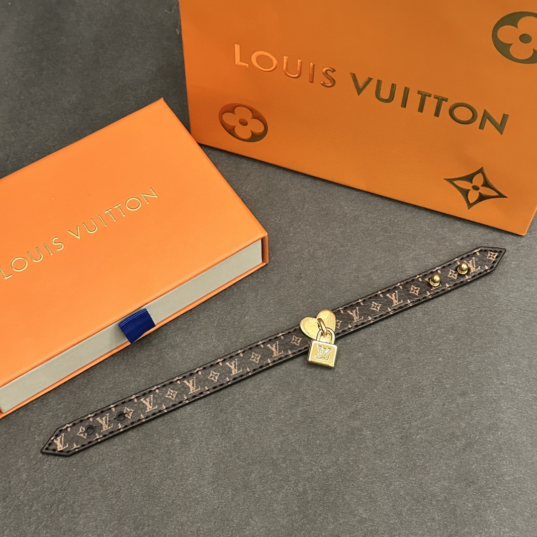 Lock Me In Love 手镯为宽幅Monogram皮革圈环融入耀目金属心形装饰，再将LV挂锁悬挂