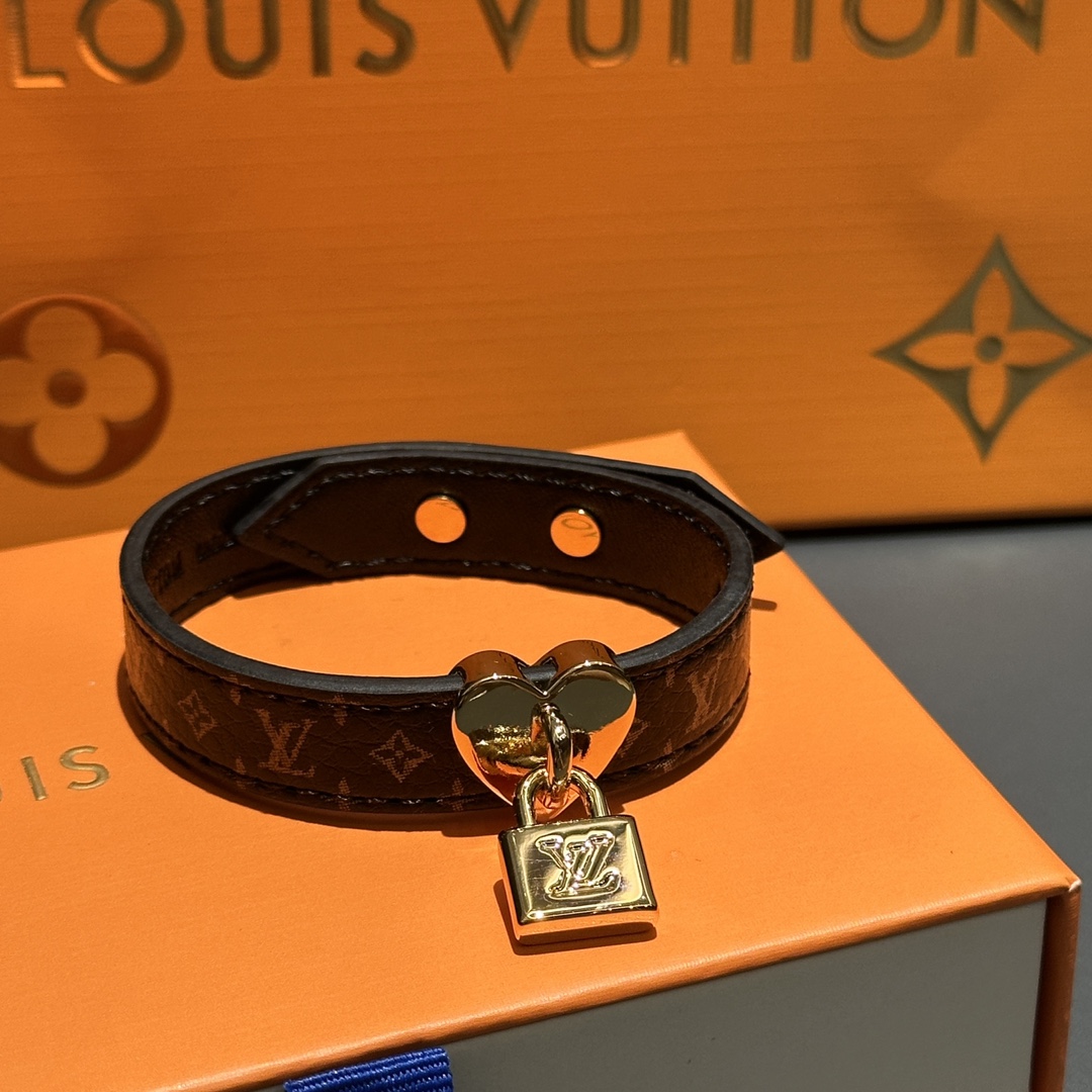 Lock Me In Love 手镯为宽幅Monogram皮革圈环融入耀目金属心形装饰，再将LV挂锁悬挂