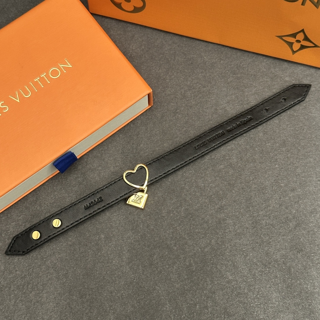 Lock Me In Love 手镯为宽幅Monogram皮革圈环融入耀目金属心形装饰，再将LV挂锁悬挂