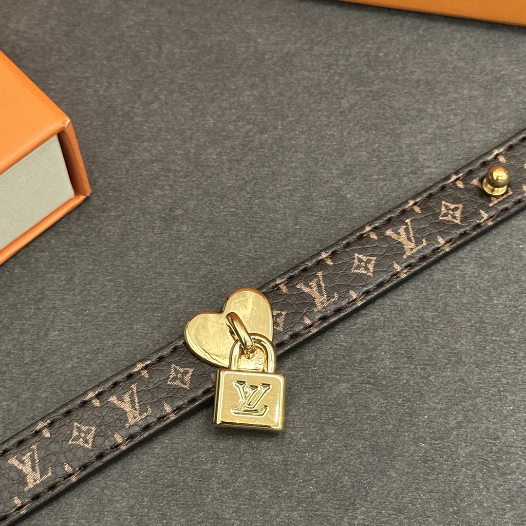 Lock Me In Love 手镯为宽幅Monogram皮革圈环融入耀目金属心形装饰，再将LV挂锁悬挂