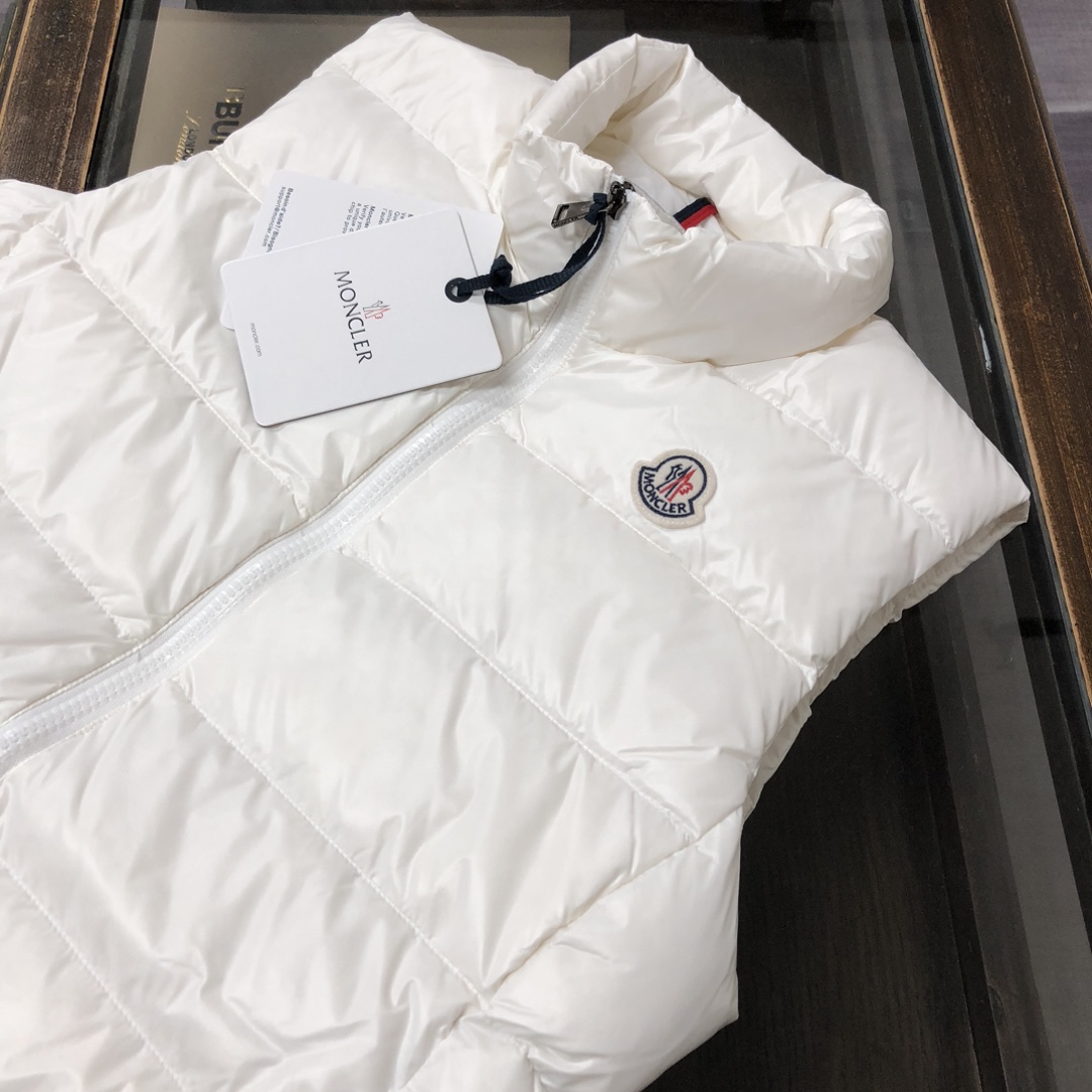P340, Moncler # 蒙口 冬季女款羽绒服 背心 马甲！ 秋冬高逼格凹造型。修身版本上身非常的好，90%绒填充10%毛片 ，超高保暖度。简约大气，经典胸标logo设计，logo 一针一线都与专柜一致，一眼读懂价位的羽绒王牌 👍
颜色:黑色亮面 哑光黑色  紫色  白色
码数：1-2-3-4-5（S-2XL）（隔天出货）