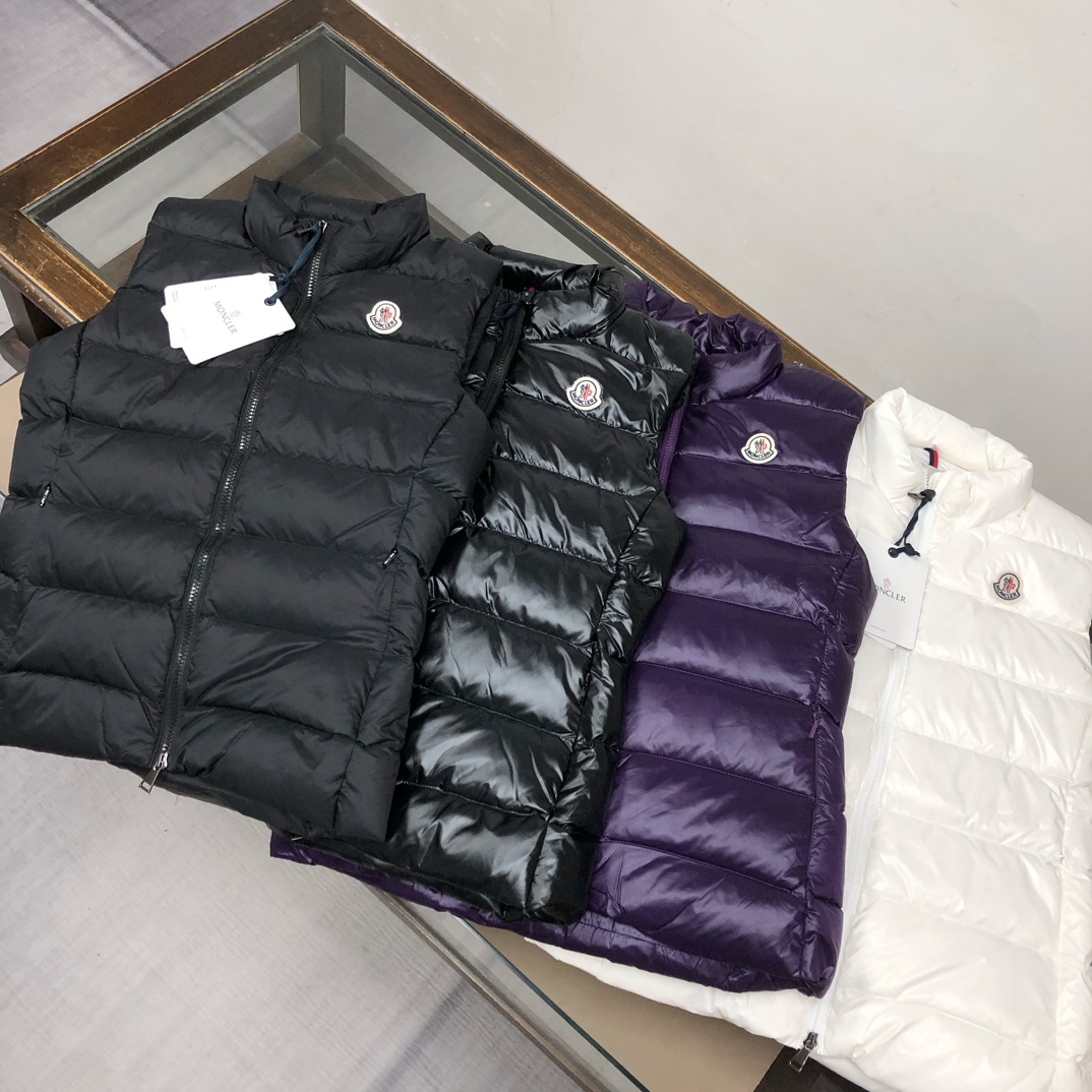 P340, Moncler # 蒙口 冬季女款羽绒服 背心 马甲！ 秋冬高逼格凹造型。修身版本上身非常的好，90%绒填充10%毛片 ，超高保暖度。简约大气，经典胸标logo设计，logo 一针一线都与专柜一致，一眼读懂价位的羽绒王牌 👍
颜色:黑色亮面 哑光黑色  紫色  白色
码数：1-2-3-4-5（S-2XL）（隔天出货）