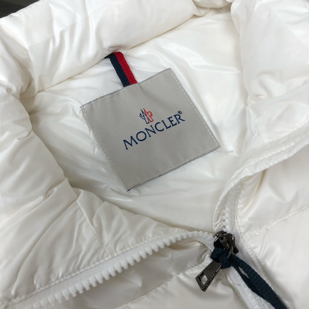P340, Moncler # 蒙口 冬季女款羽绒服 背心 马甲！ 秋冬高逼格凹造型。修身版本上身非常的好，90%绒填充10%毛片 ，超高保暖度。简约大气，经典胸标logo设计，logo 一针一线都与专柜一致，一眼读懂价位的羽绒王牌 👍
颜色:黑色亮面 哑光黑色  紫色  白色
码数：1-2-3-4-5（S-2XL）（隔天出货）