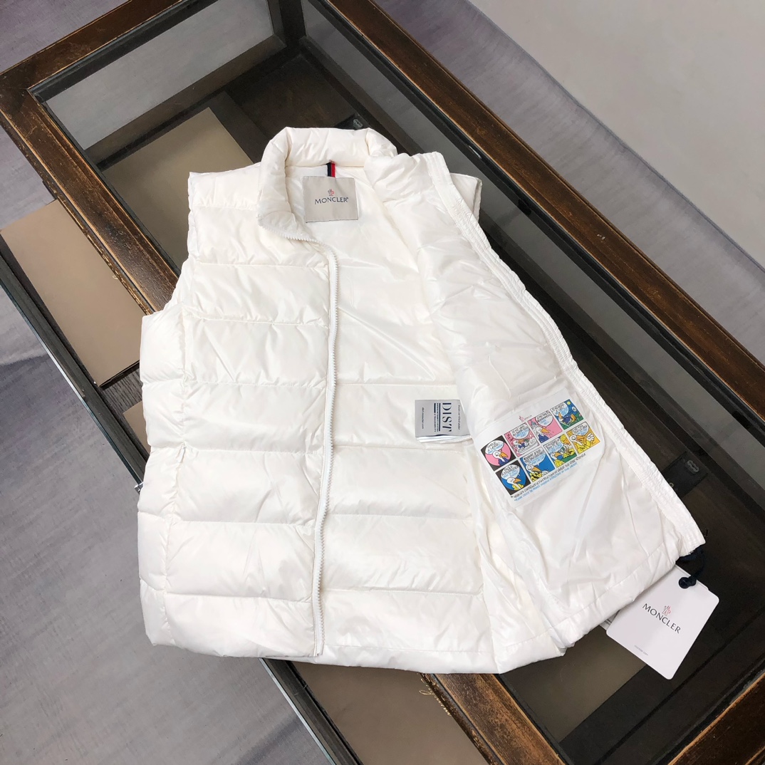P340, Moncler # 蒙口 冬季女款羽绒服 背心 马甲！ 秋冬高逼格凹造型。修身版本上身非常的好，90%绒填充10%毛片 ，超高保暖度。简约大气，经典胸标logo设计，logo 一针一线都与专柜一致，一眼读懂价位的羽绒王牌 👍
颜色:黑色亮面 哑光黑色  紫色  白色
码数：1-2-3-4-5（S-2XL）（隔天出货）
