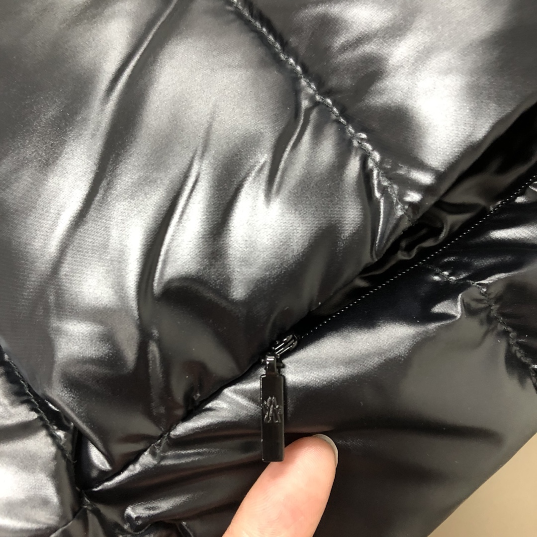 P340, Moncler # 蒙口 冬季女款羽绒服 背心 马甲！ 秋冬高逼格凹造型。修身版本上身非常的好，90%绒填充10%毛片 ，超高保暖度。简约大气，经典胸标logo设计，logo 一针一线都与专柜一致，一眼读懂价位的羽绒王牌 👍
颜色:黑色亮面 哑光黑色  紫色  白色
码数：1-2-3-4-5（S-2XL）（隔天出货）